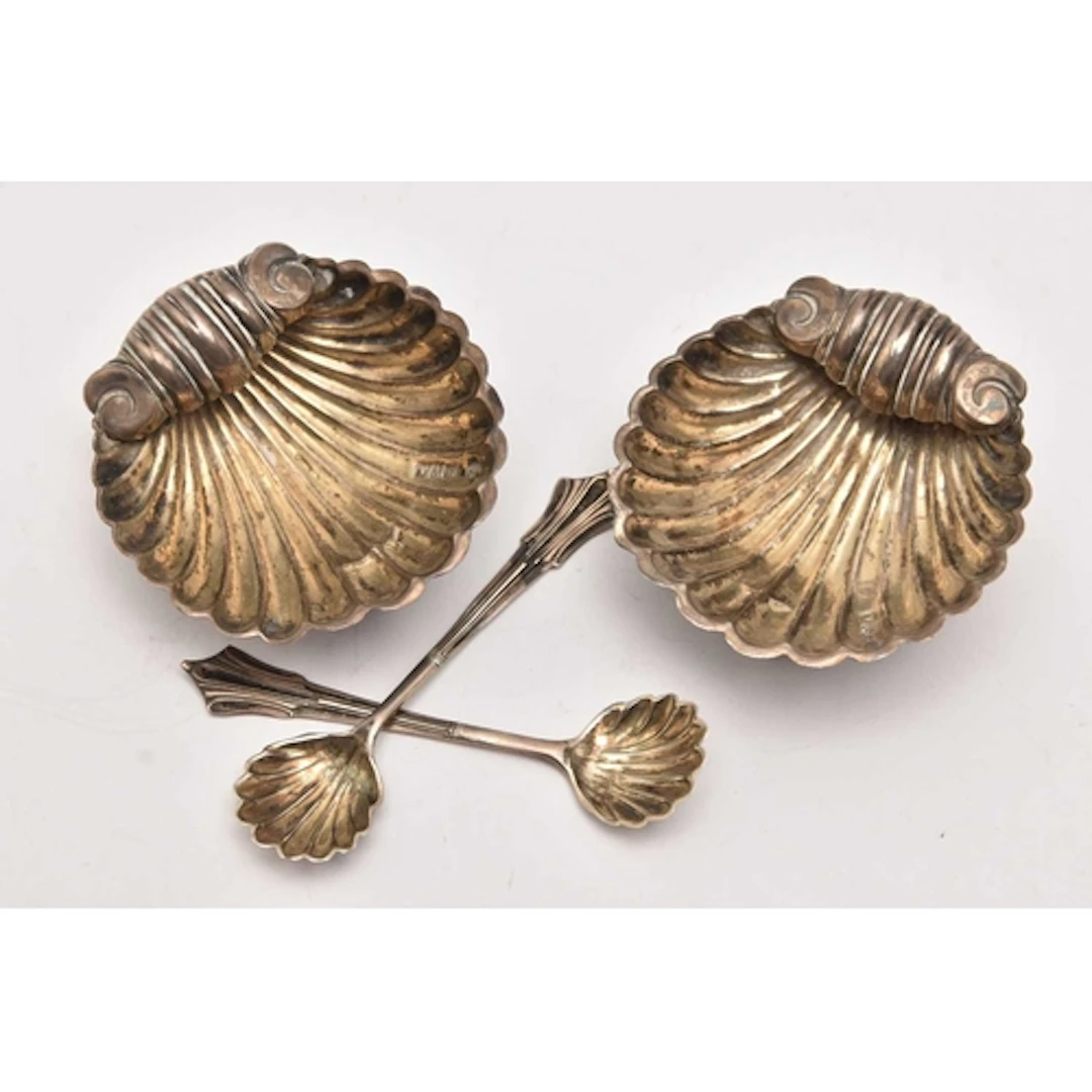 A PAIR OF EDWARD VII SALTS, shell form dishes hallmarked 'Wi...