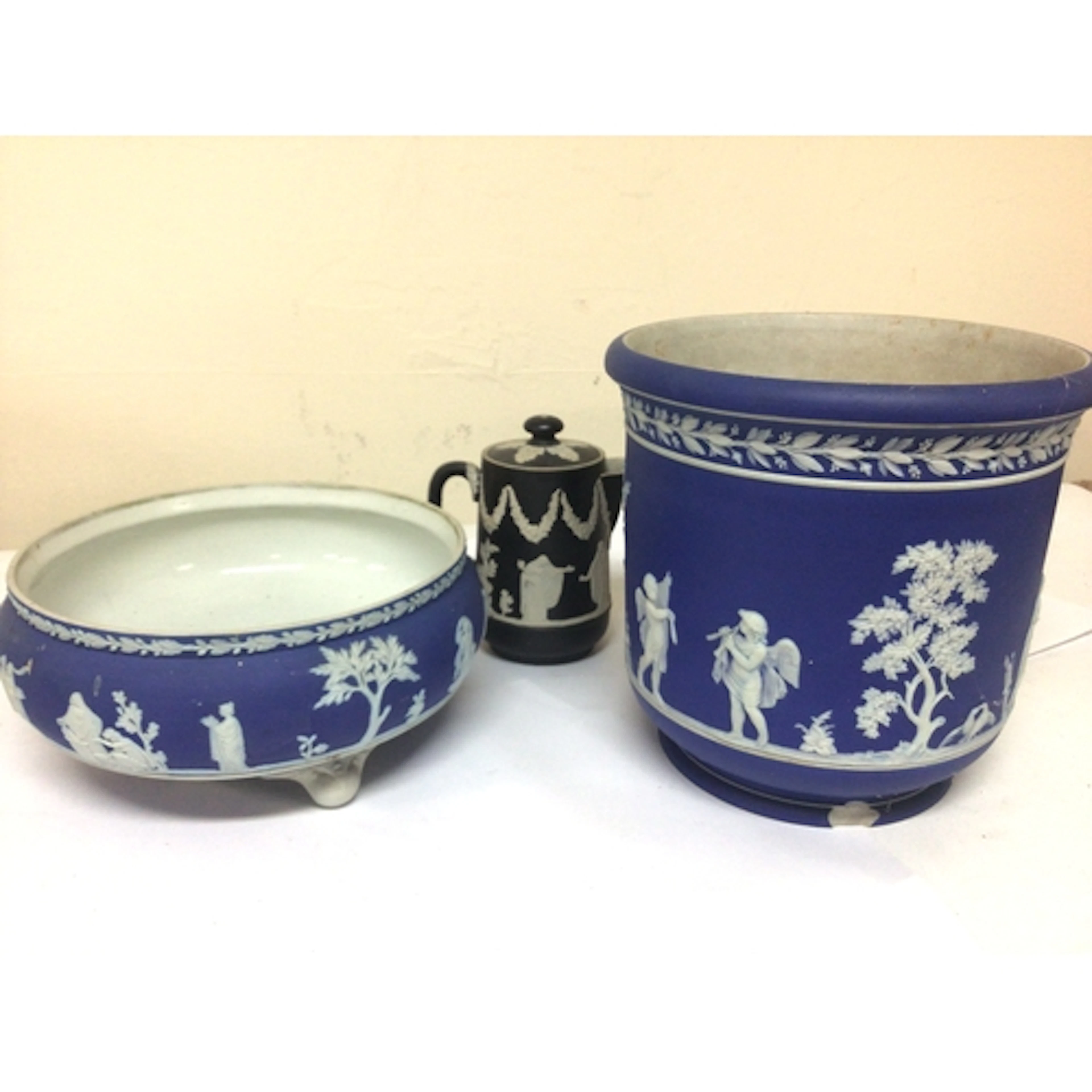 A Wedgwood jasperware bowl decorated with Neo classica...