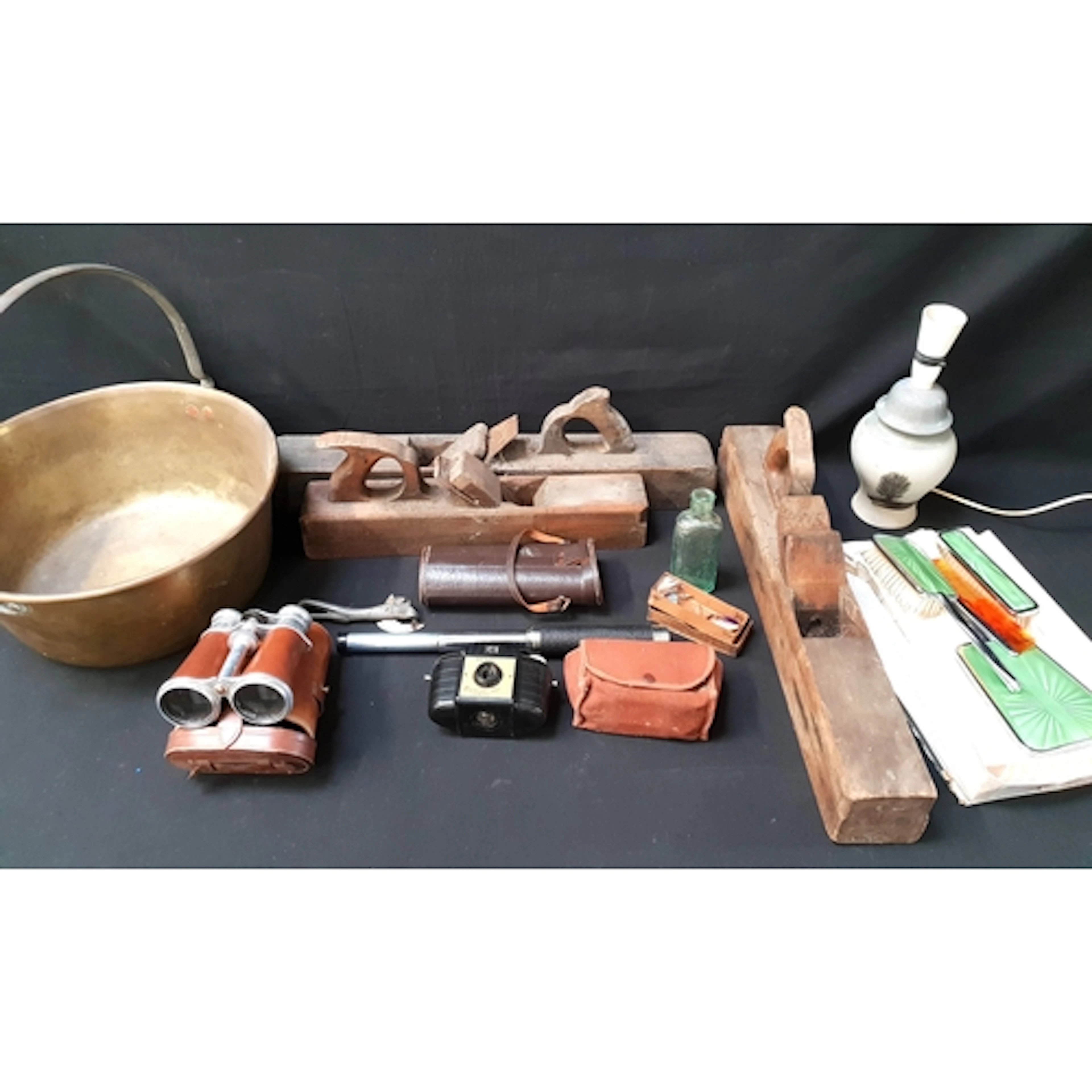 SELECTION OF GENERAL COLLECTABLES including three wooden pl...
