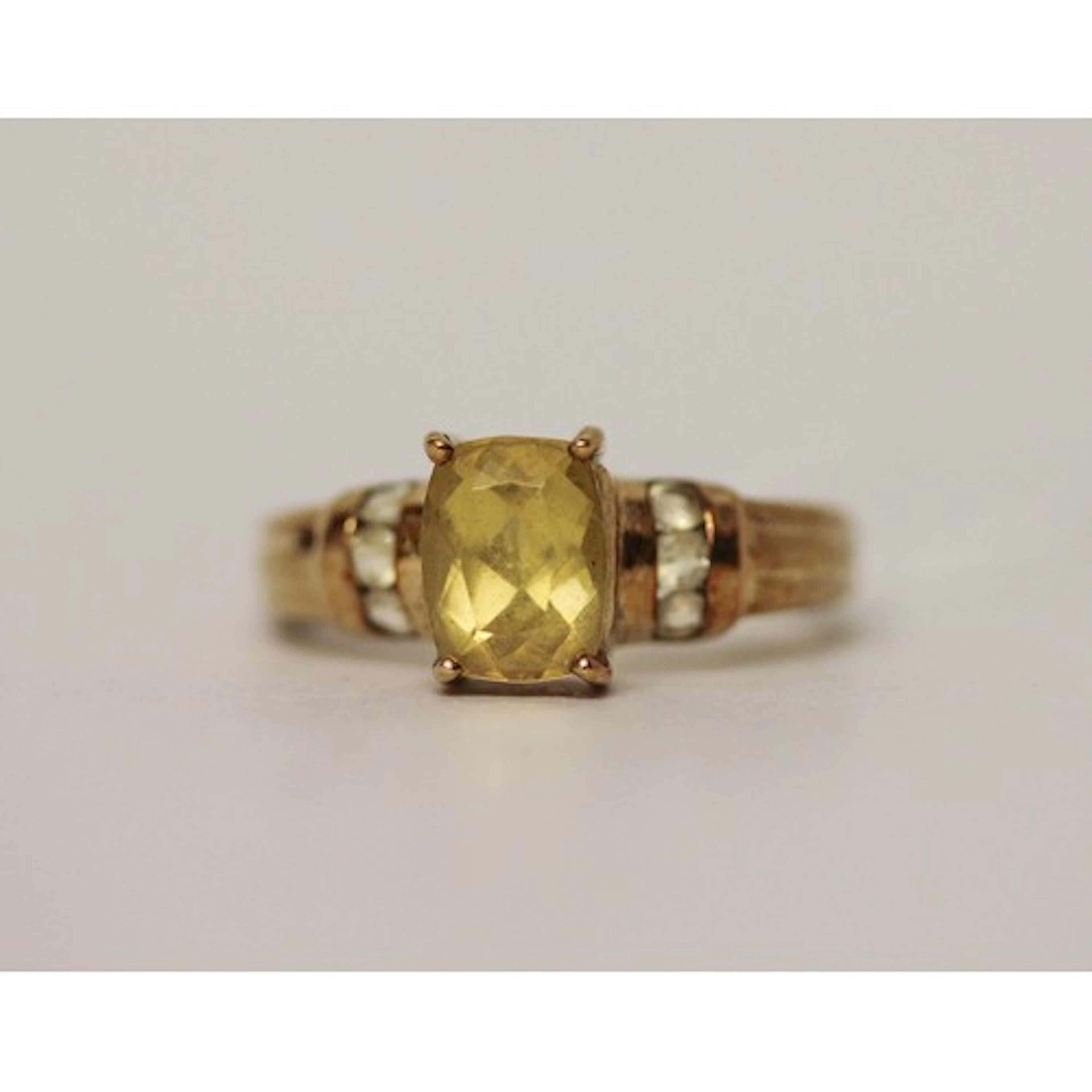 A 9ct gold yellow Beryl dress ring, hallmarked, ring size N,...