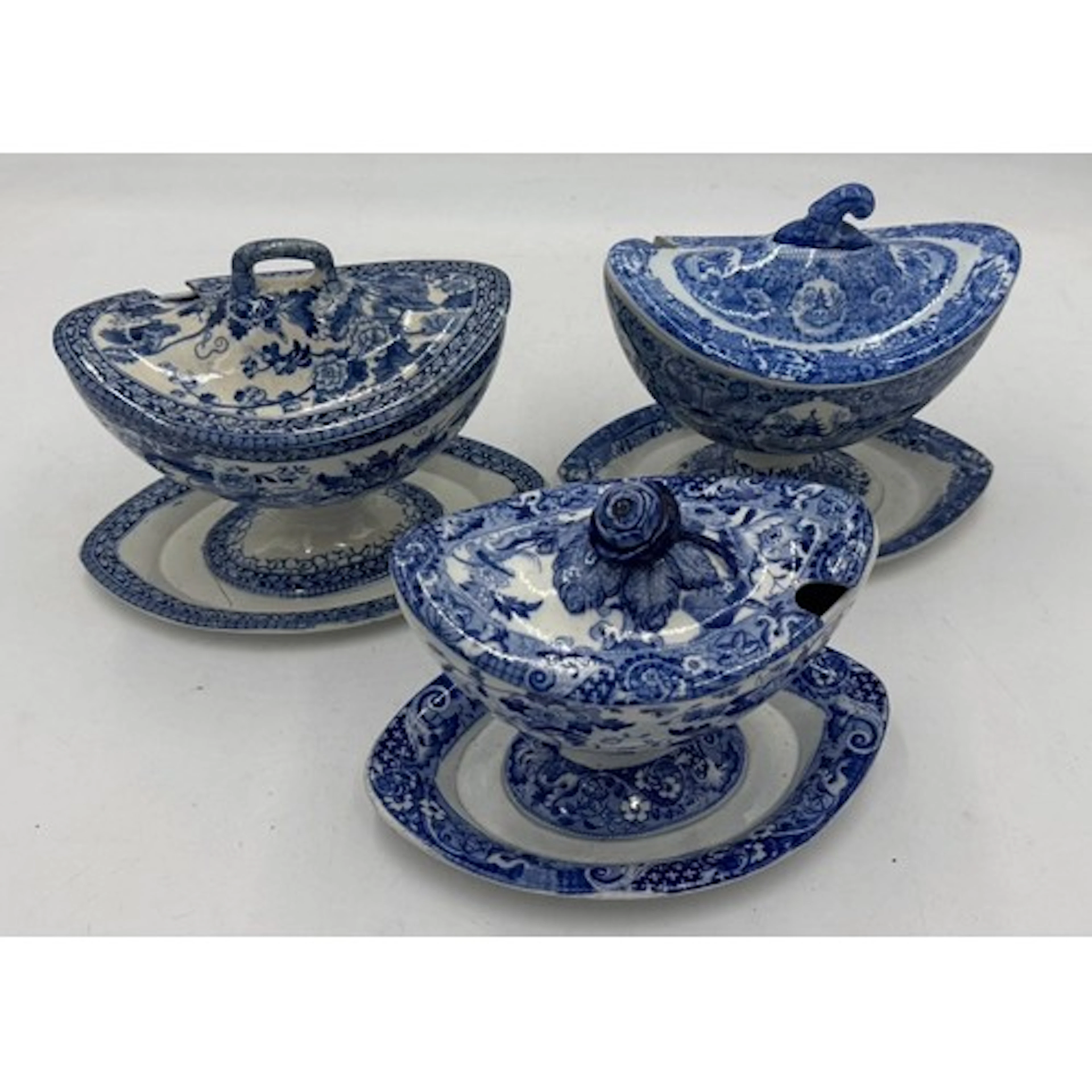 A group of three early 19th century blue and white transfer-...