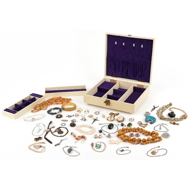 Antique and later jewellery including Victorian cameo shell ...