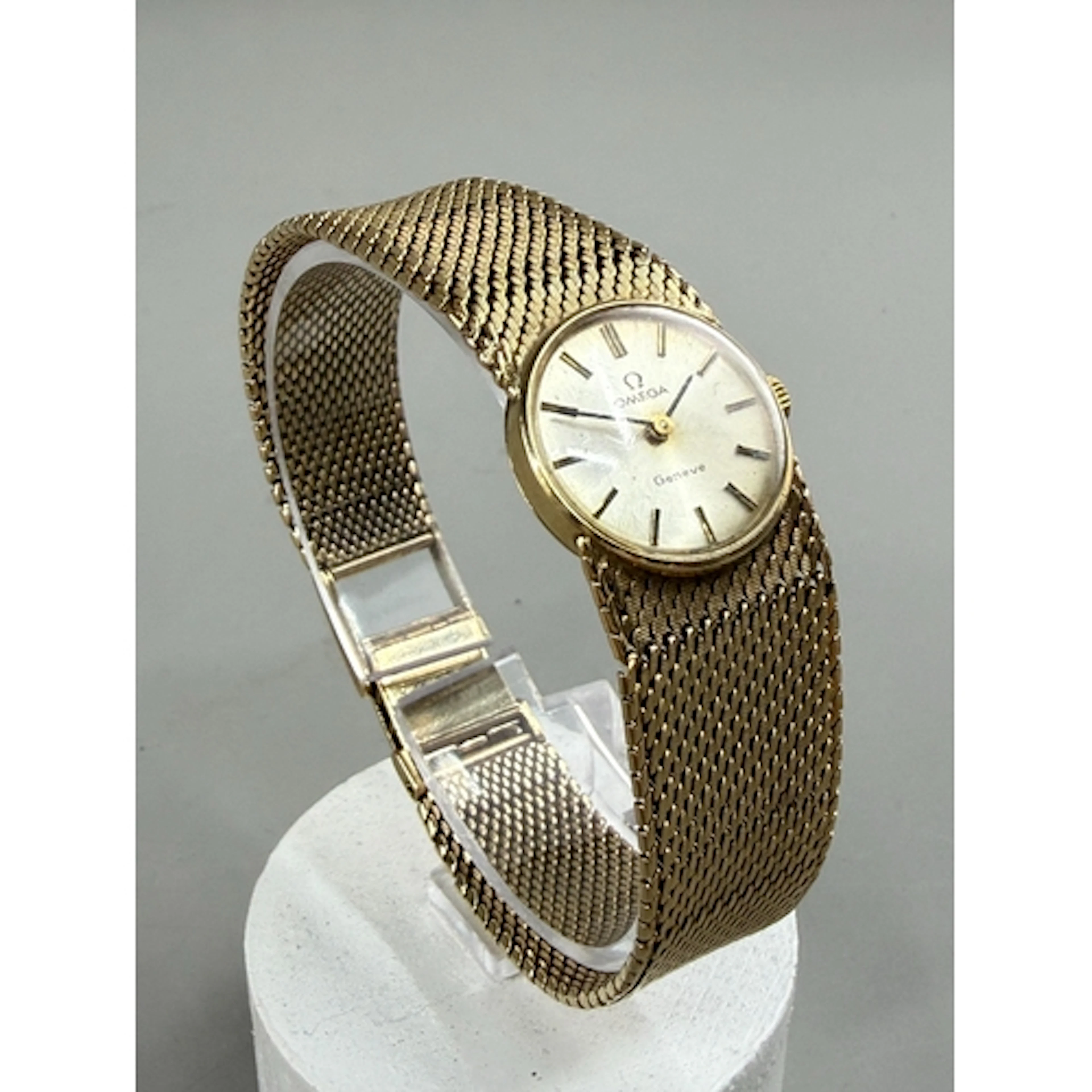 Watches: a ladies 9ct gold cased Omega wristwatch with integ...