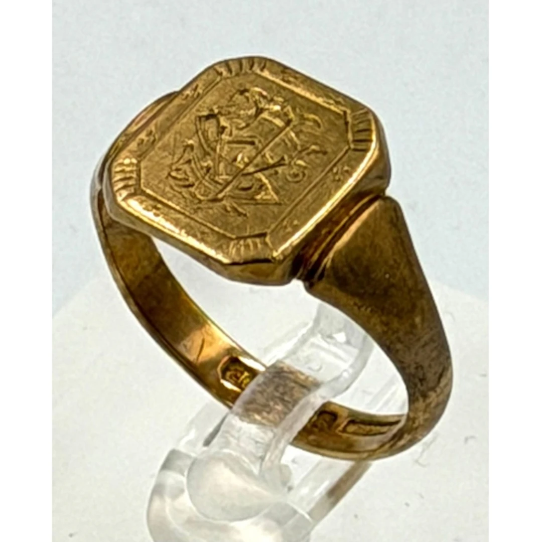 A 9ct gold signet ring, approximate size R and weight 4.6g...