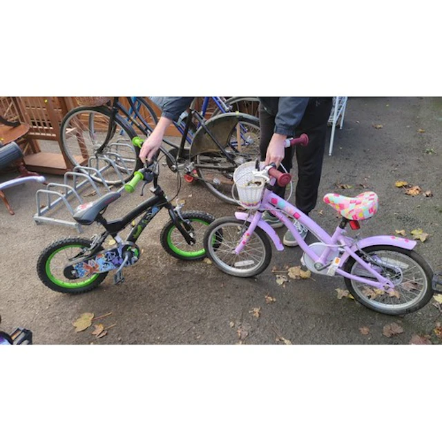 A pair of children’s bicycles: an Apollo Cherry Lane in lila...