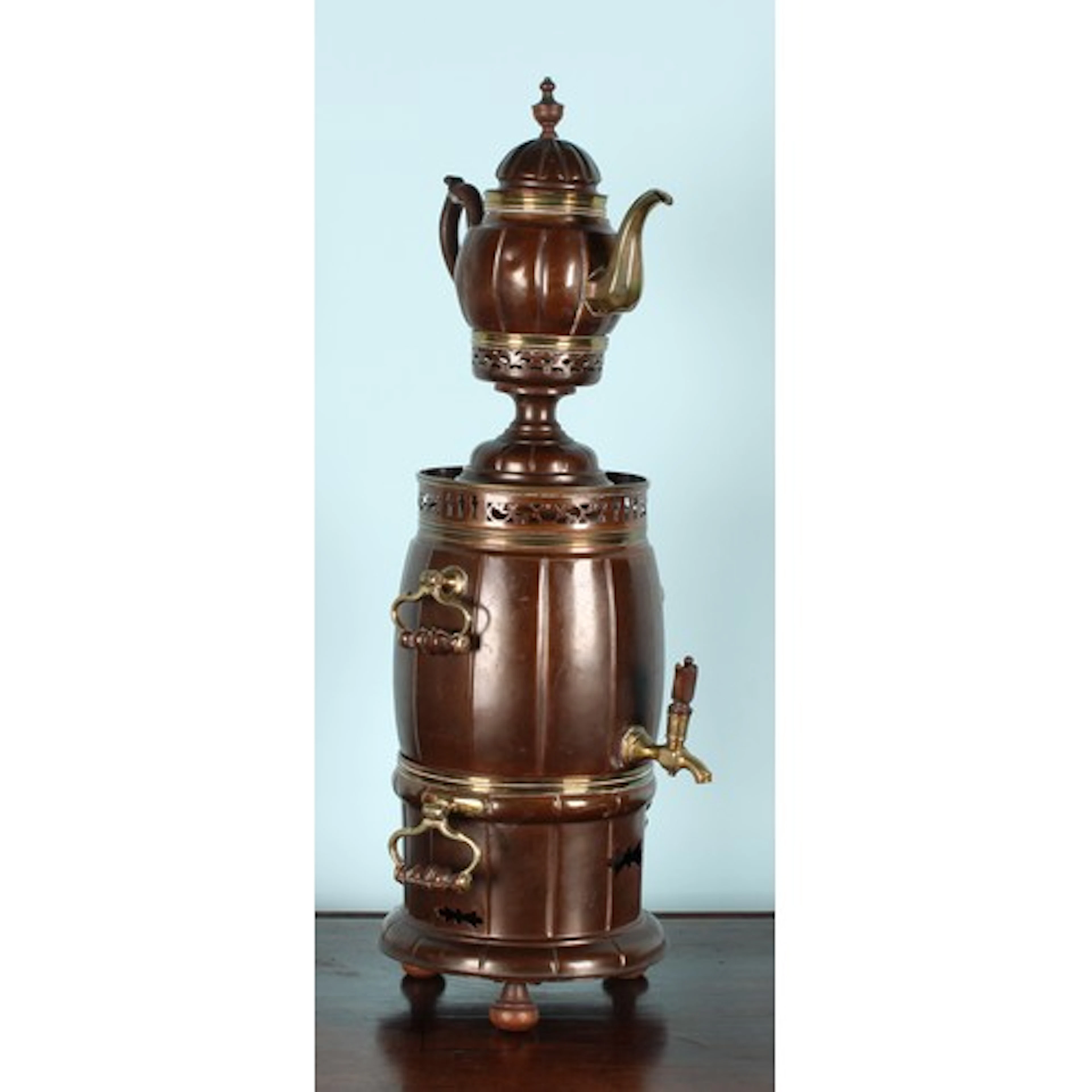 A 19th century Dutch copper and brass samovar or tea urn, 61...