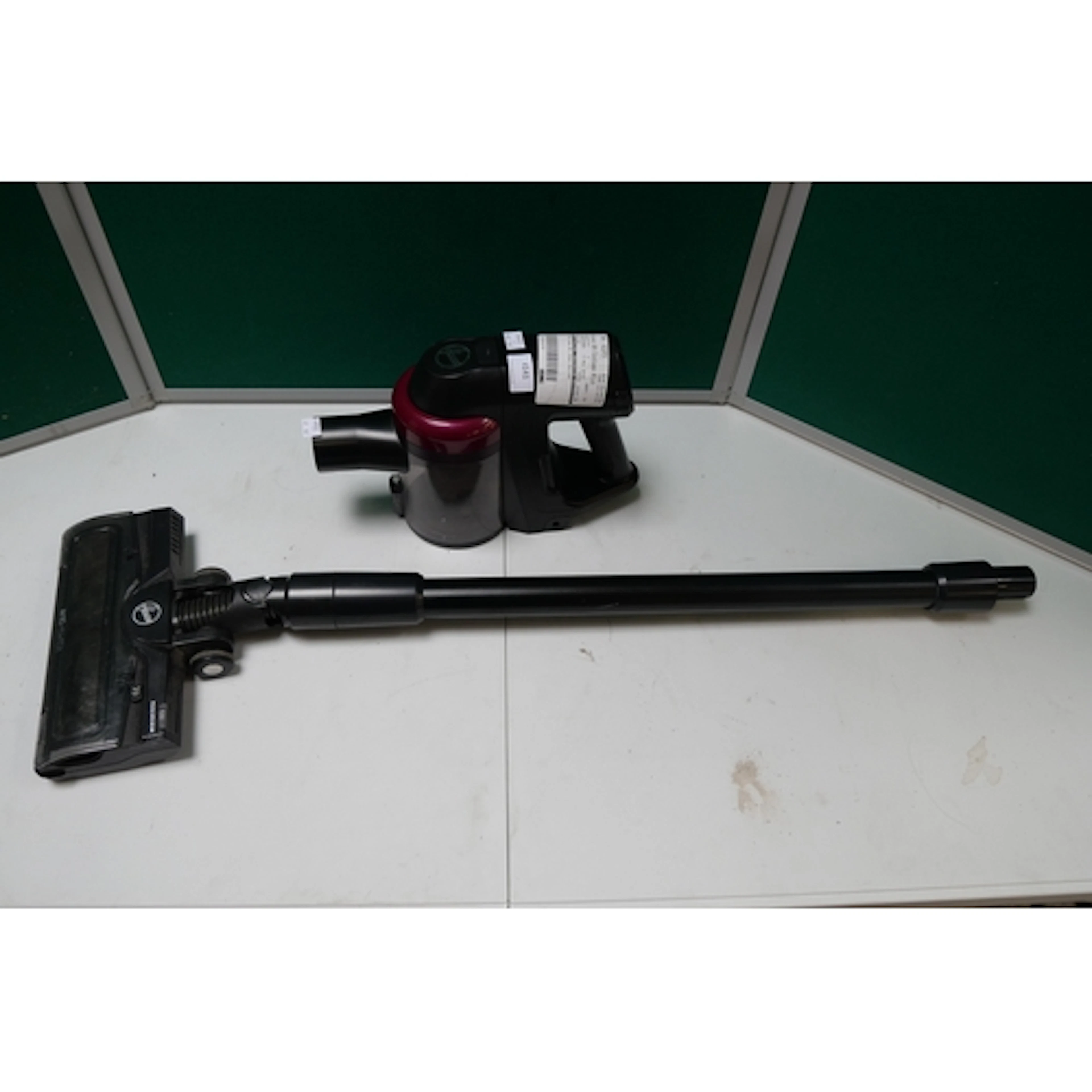 A Hoover cordless stick vacuum cleaner (no charger) (405-31)...