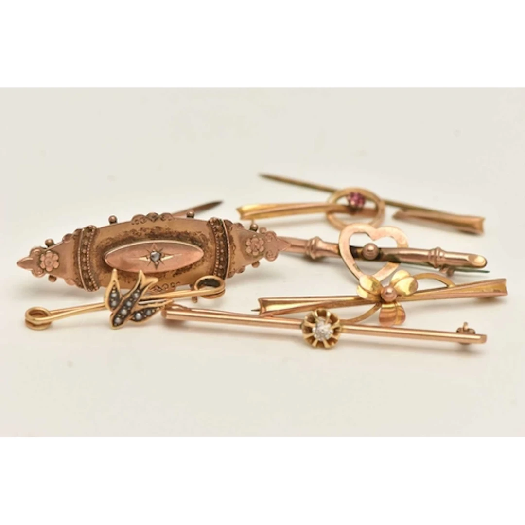 AN ASSORTMENT OF BROOCHES, to include a 9ct gold small diamo...