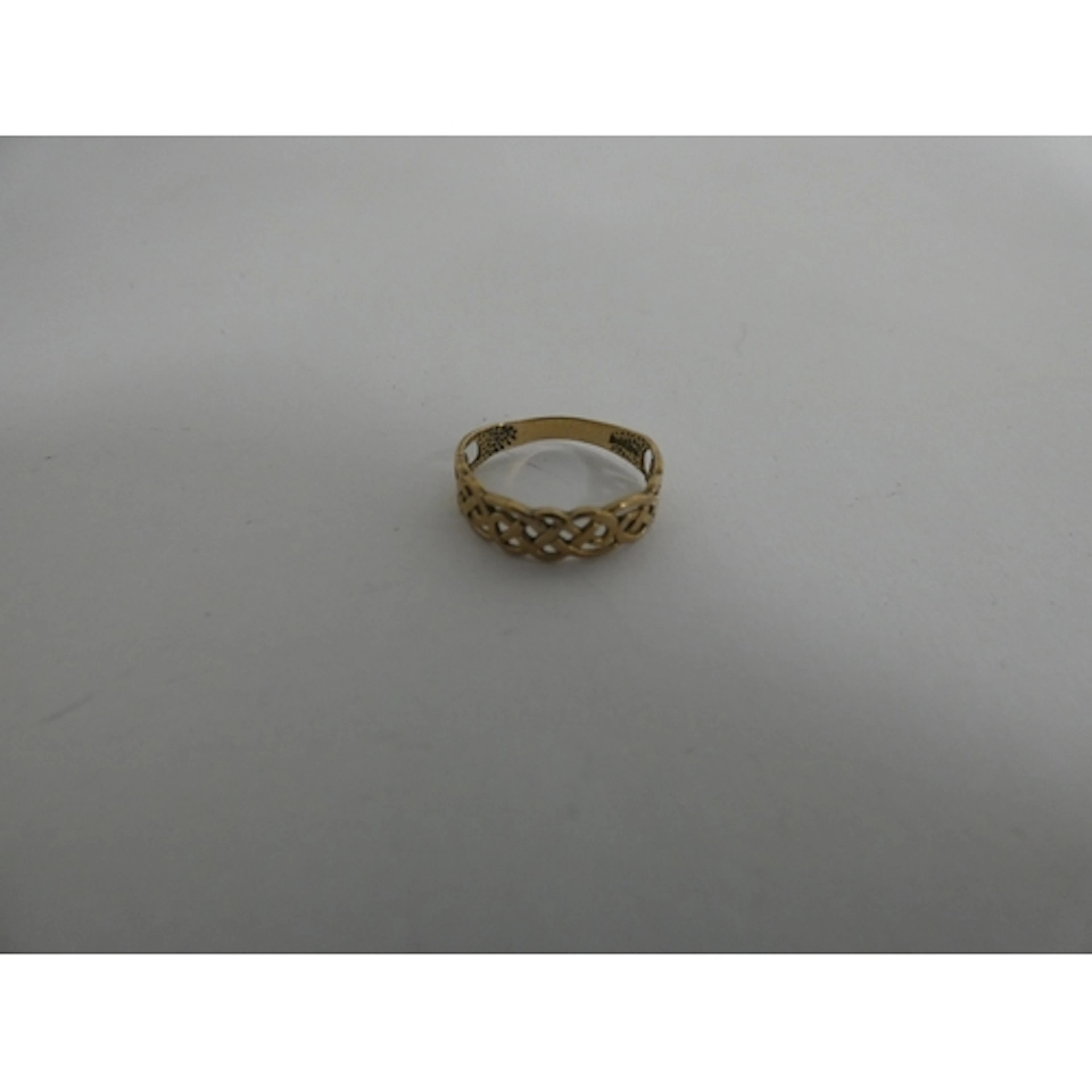9ct gold friendship ring of Celtic design, size L/M, 1g.