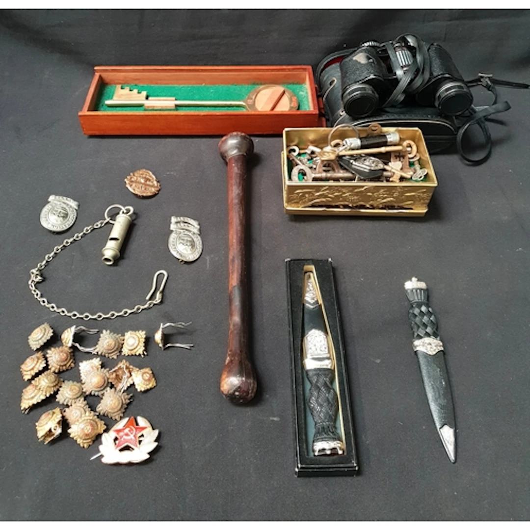 SELECTION OF GENERAL COLLECTABLES comprising a vintage Metro...