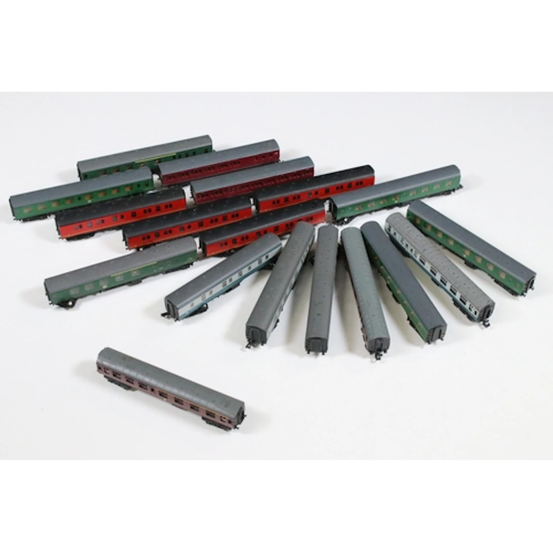 18 N gauge items of rolling stock featuring Graham Farish an...