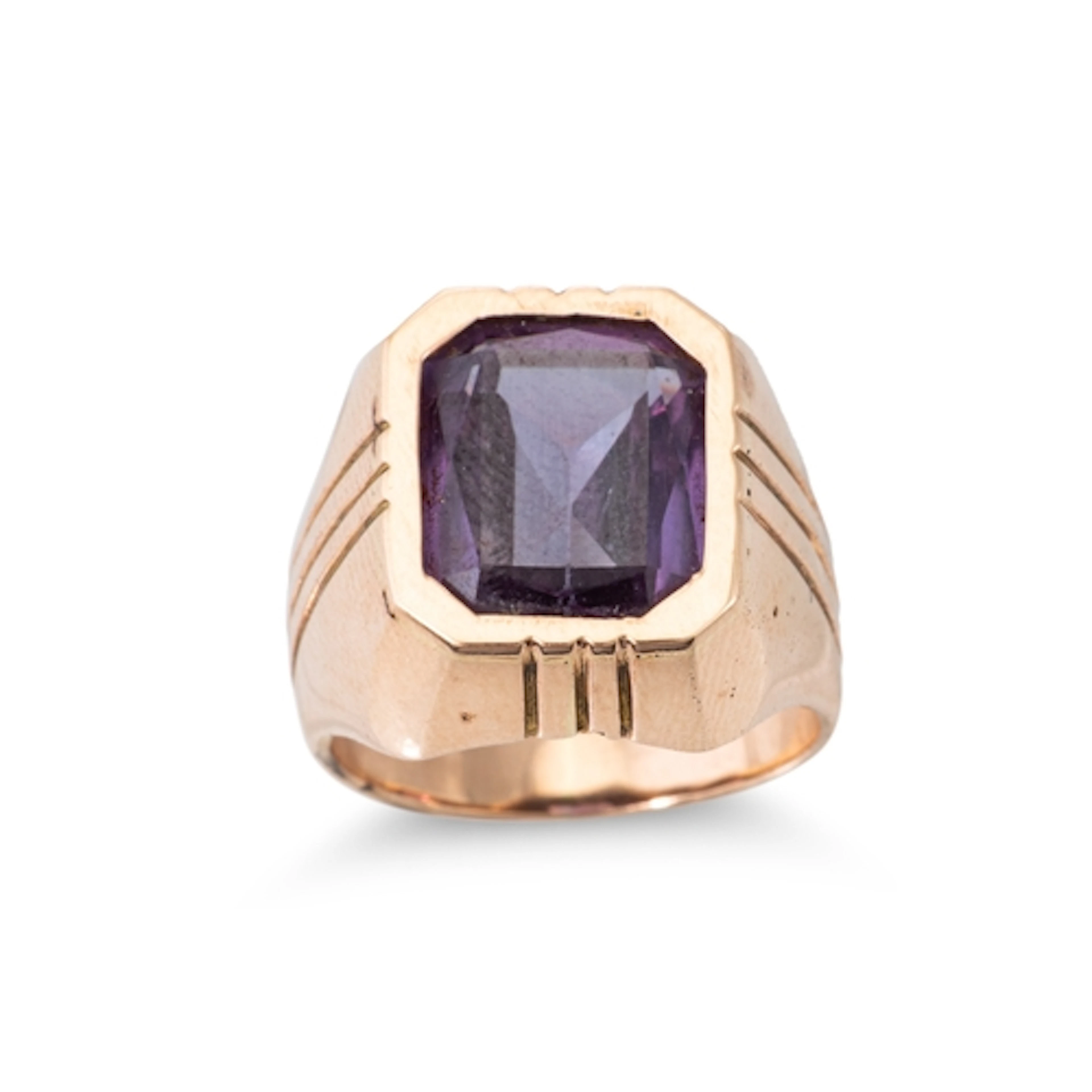 A VINTAGE SYNTHETIC COLOUR CHANGE SAPPHIRE RING, in fluted 1...