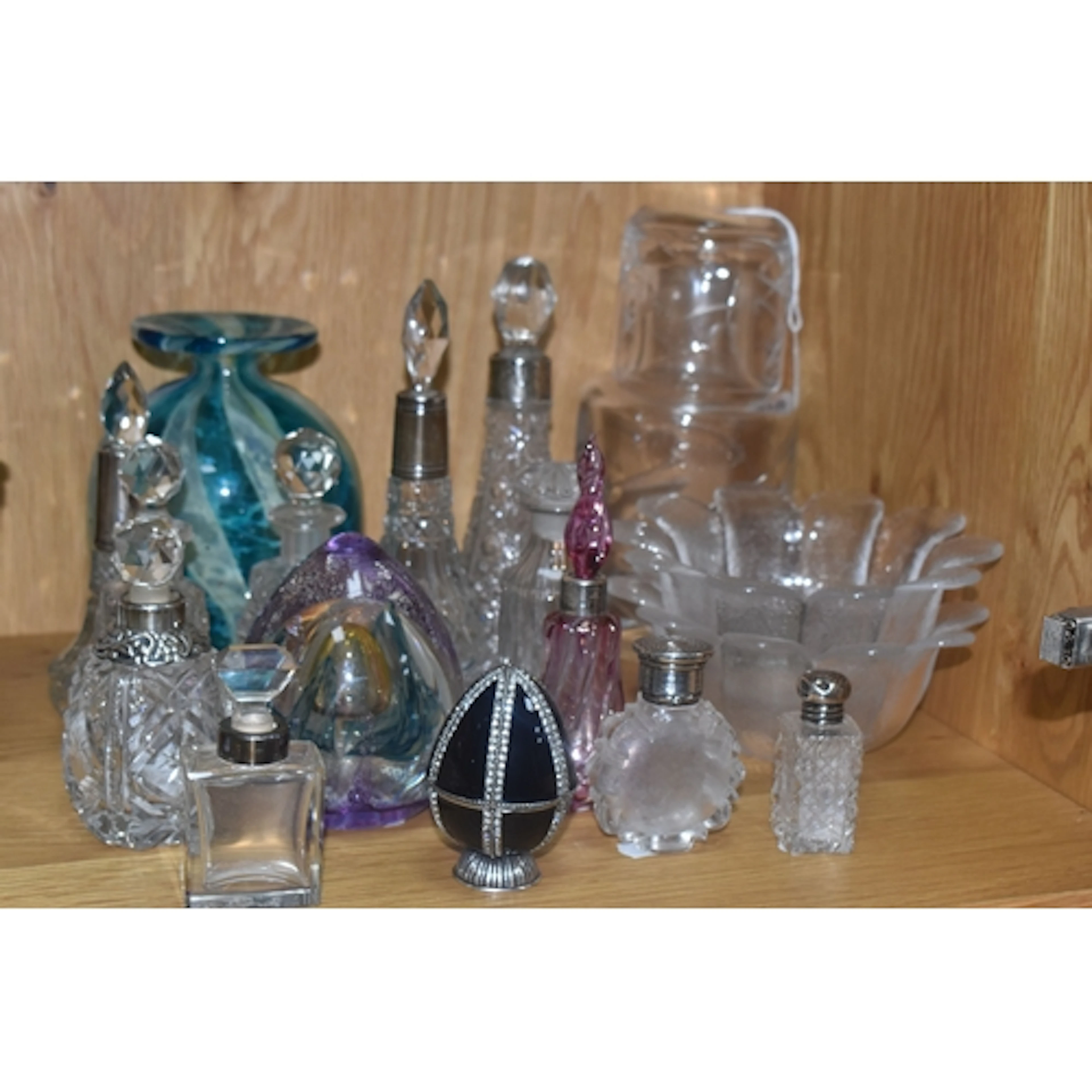 A GROUP OF VINTAGE GLASS GIFTWARE, to include a Mdina glass ...