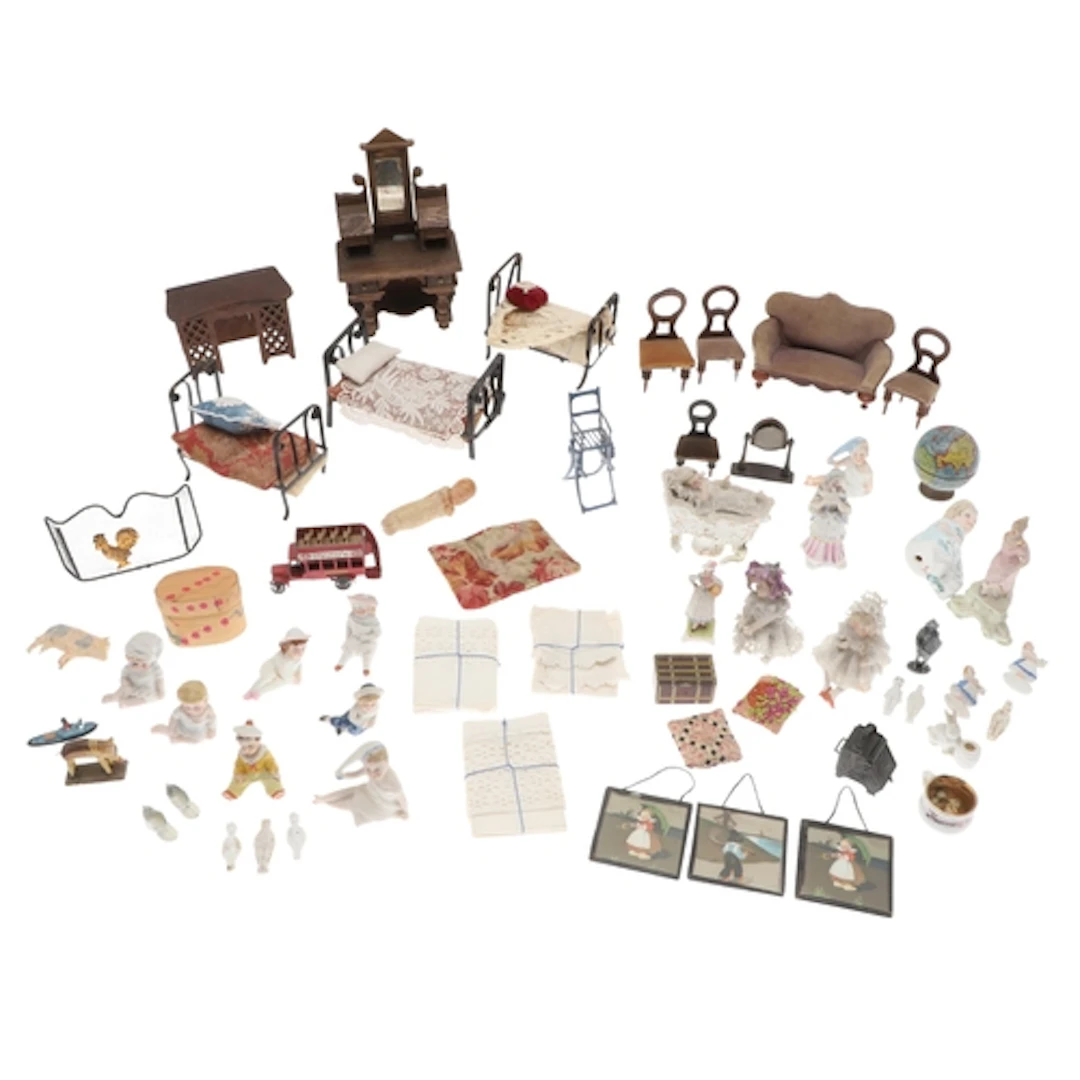 QTY OF DOLLS HOUSE FURNITURE & ACCESSORIES. A collection of ...