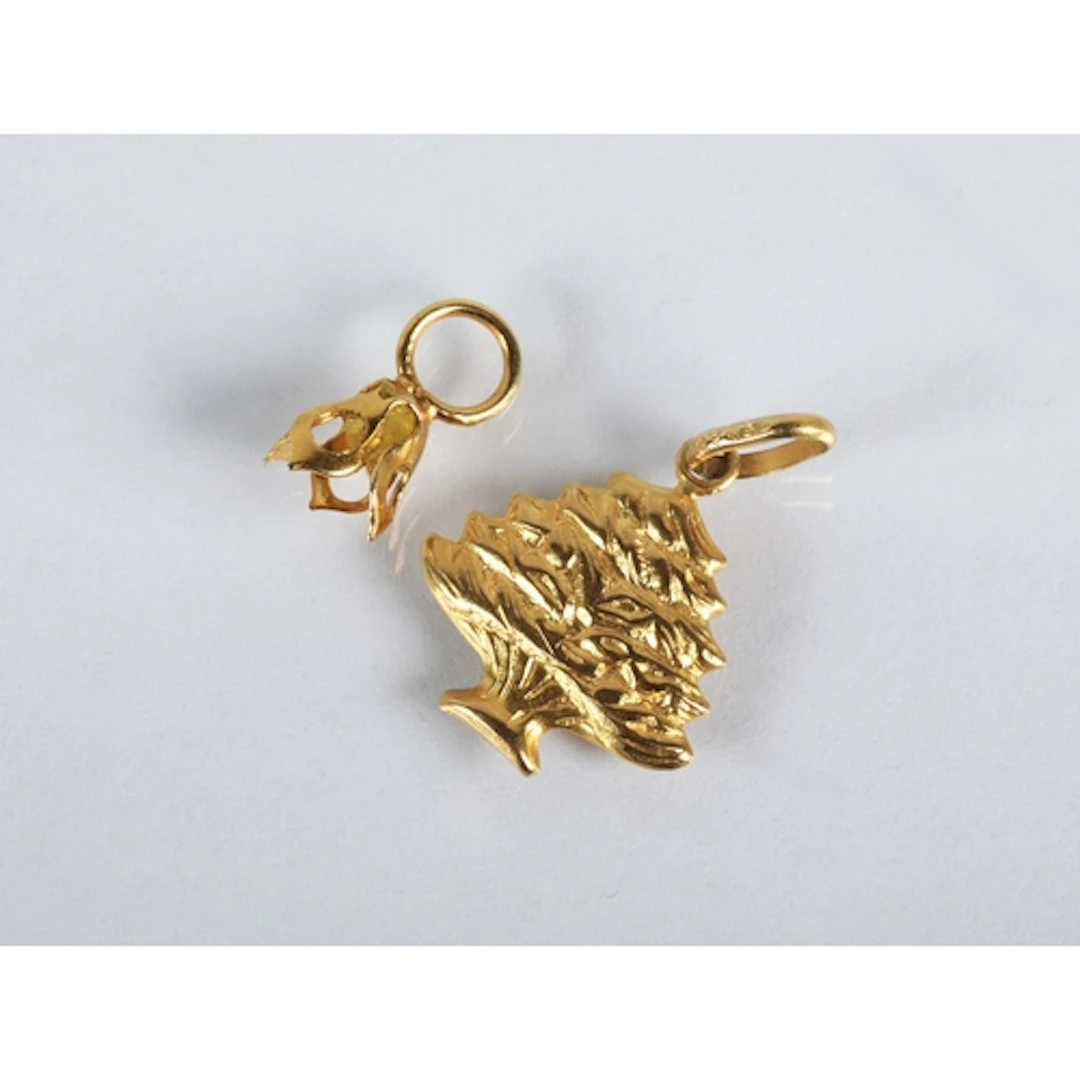 Gold tree pendant with yellow metal pendant top, gross weigh...