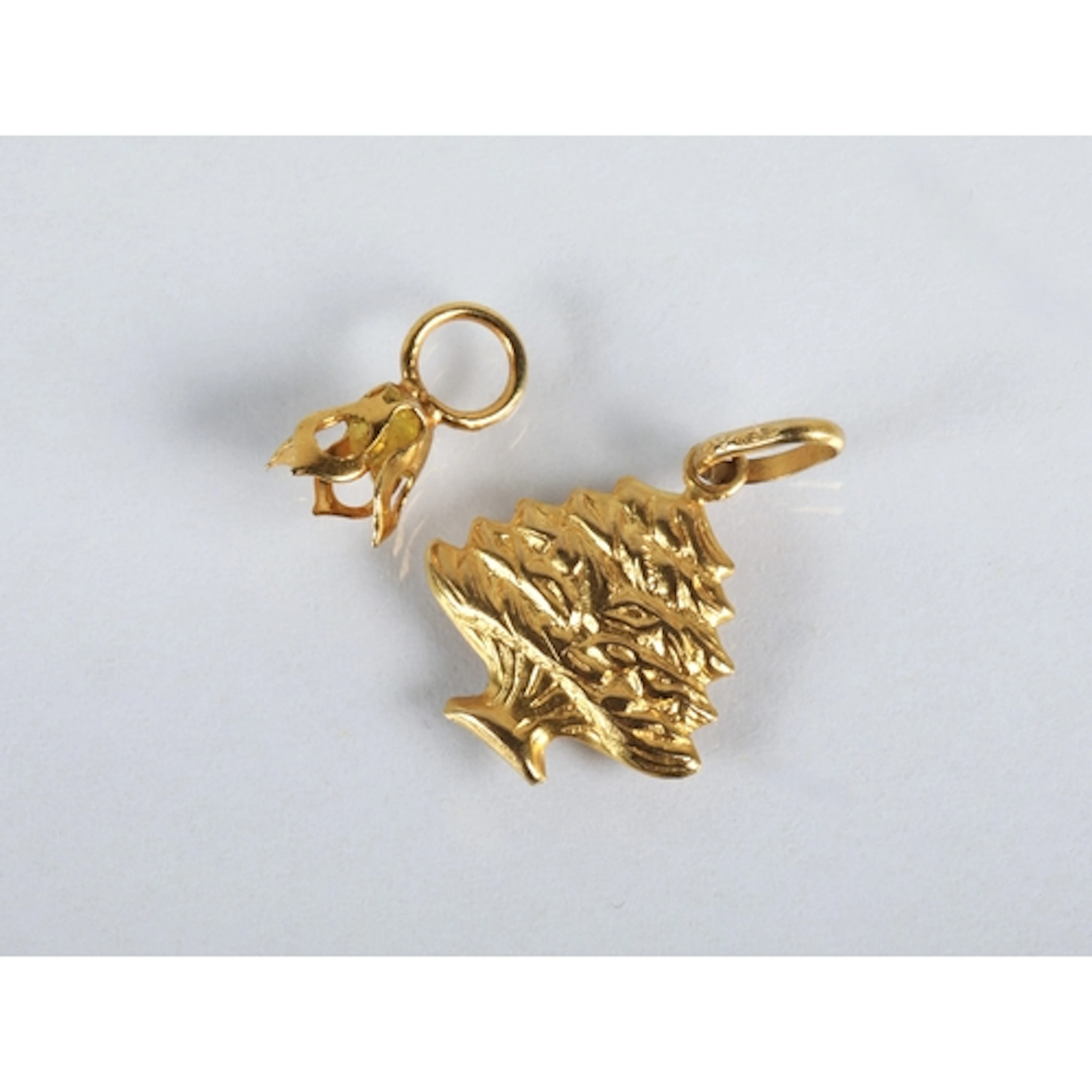 Gold tree pendant with yellow metal pendant top, gross weigh...
