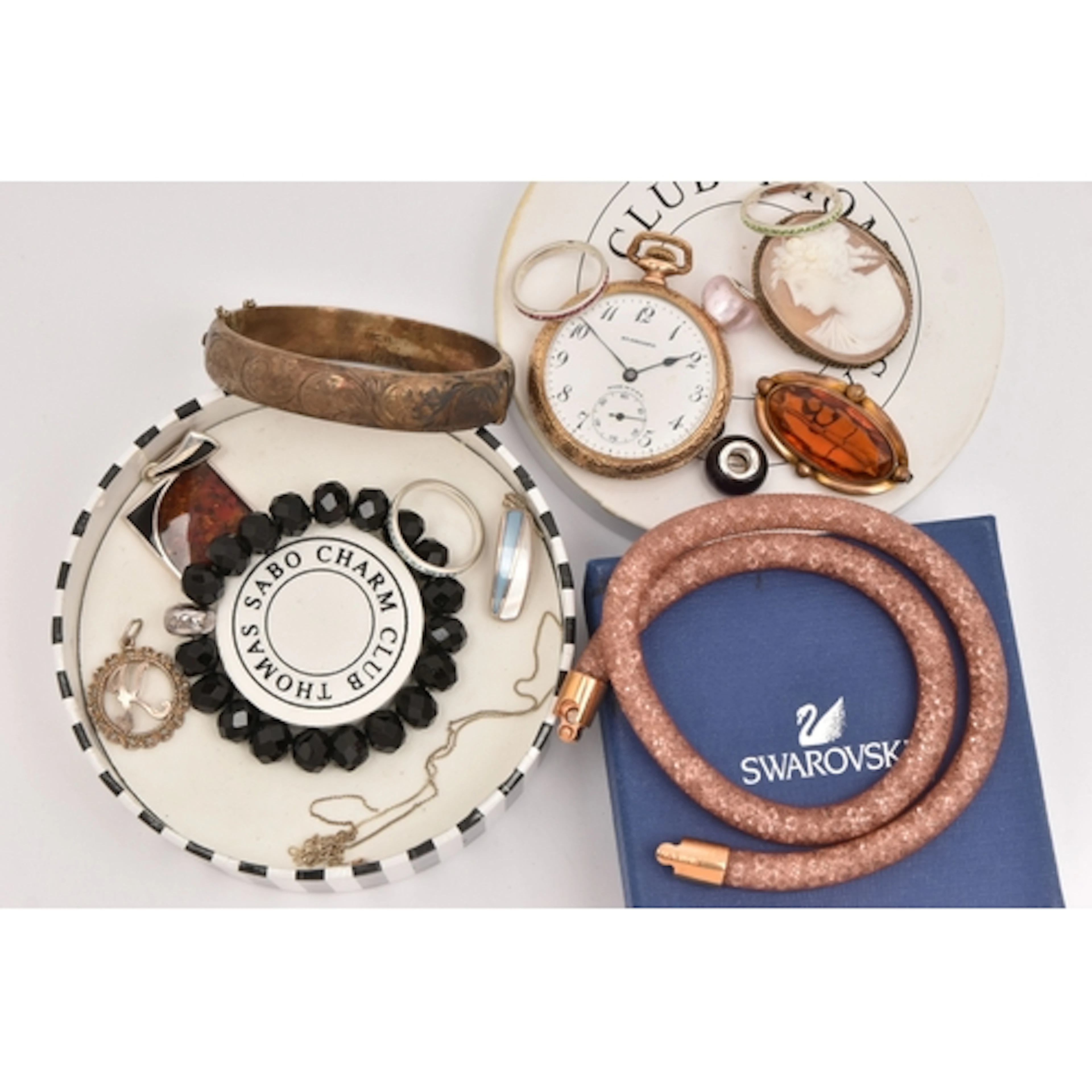 AN ASSORTMENT OF JEWELLERY, to include a 'Swarovski' necklac...