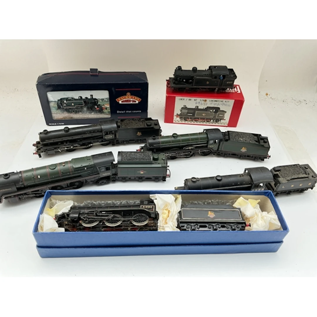 A Box Containing A Collection Of Boxed And Loose 00 Gauge Lo...