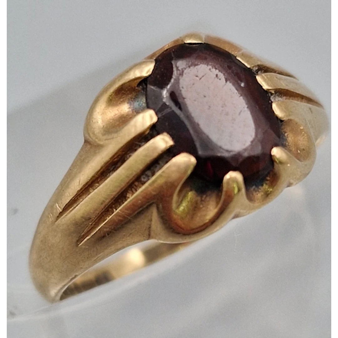 9ct gold ruby or garnet dress ring. 1.9g approx. Size L. (B....