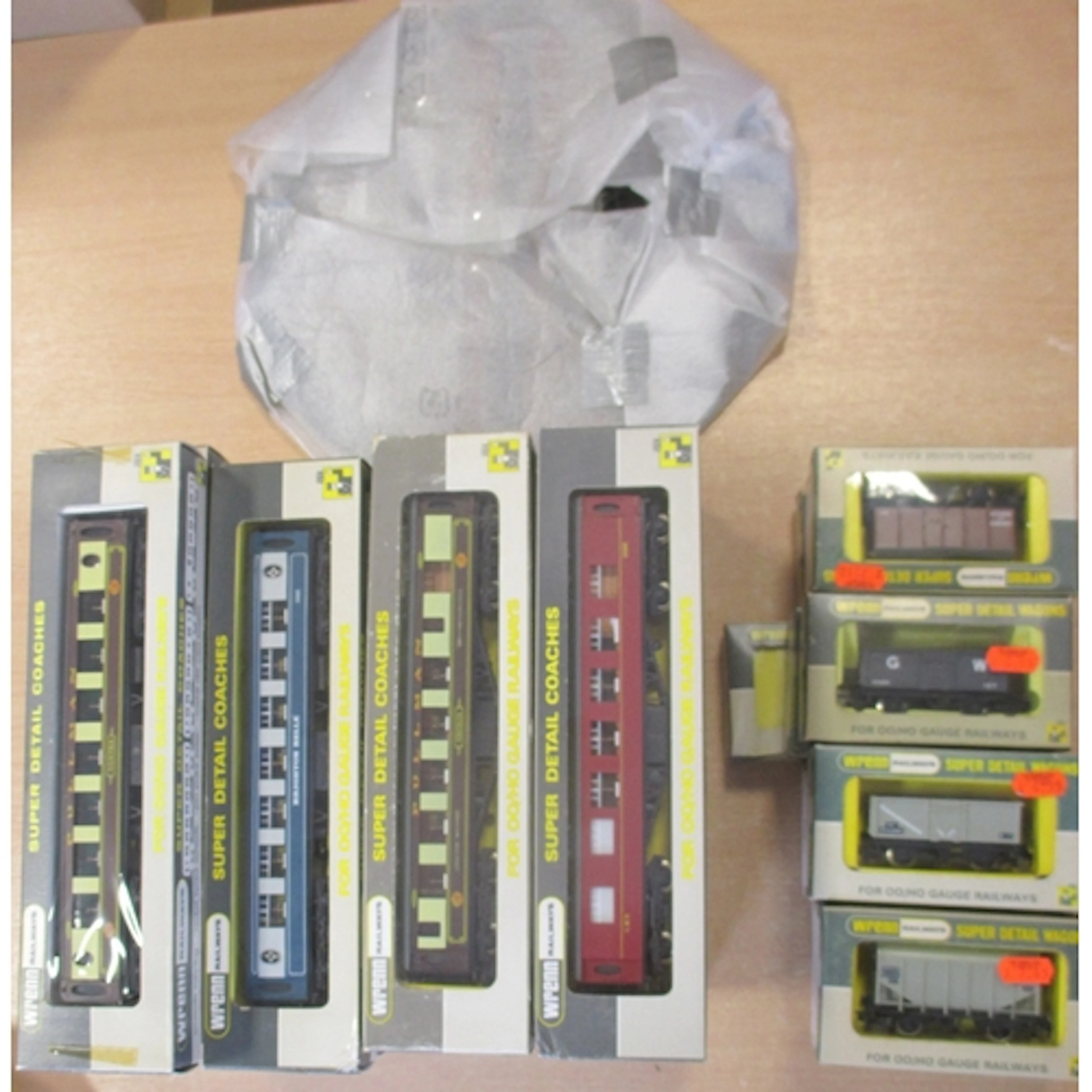 Wrenn. Range OO gauge coaches generally excellent to near mi...