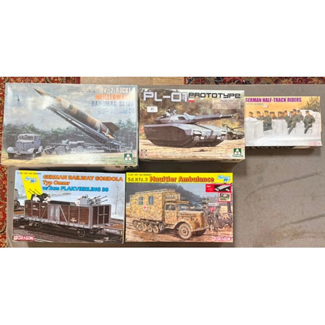 A group of five assorted military model kits (3 x Dragon & 2...