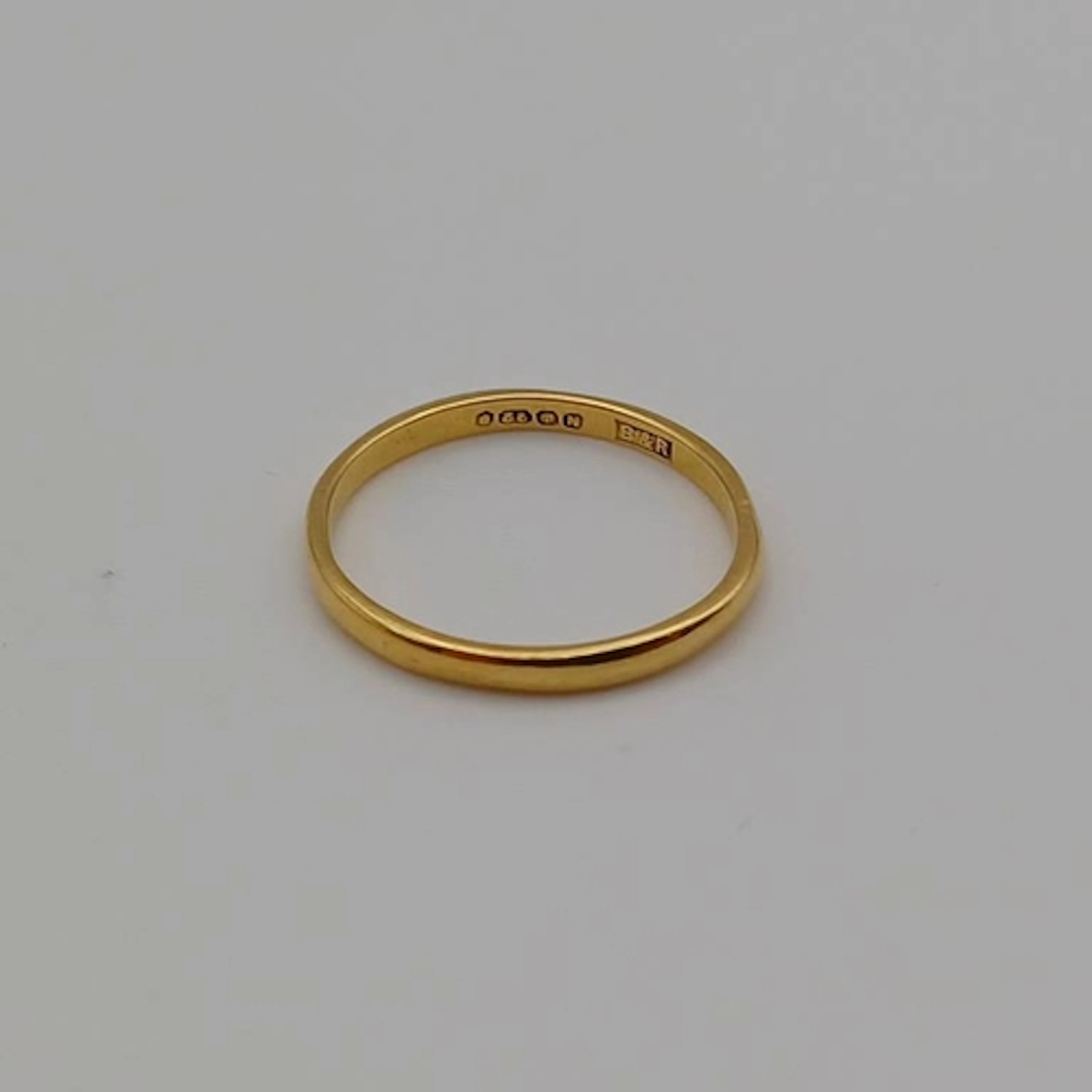 22CT GOLD WEDDING BAND - 1.8G, RING SIZE M