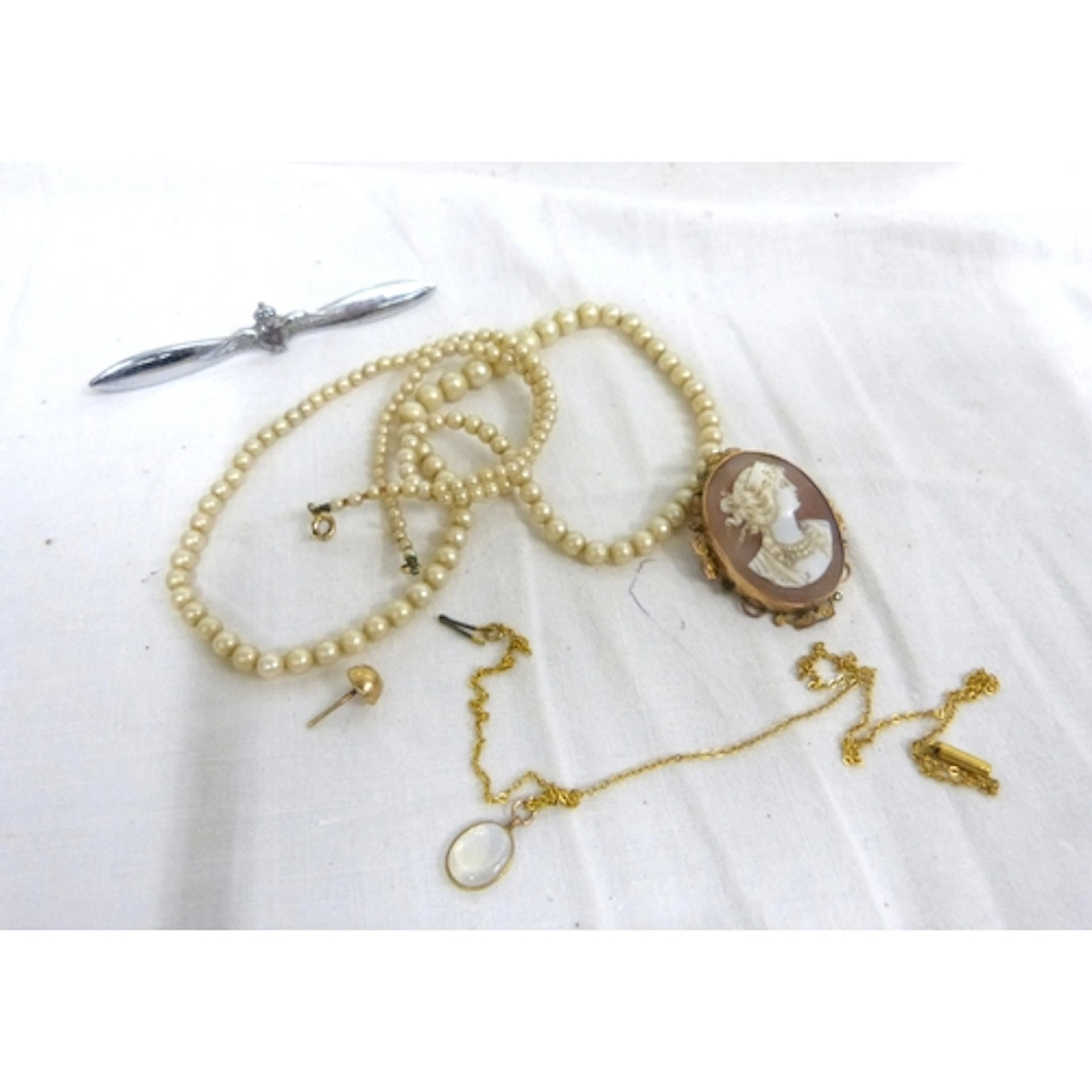 Small bag of vintage costume jewellery.