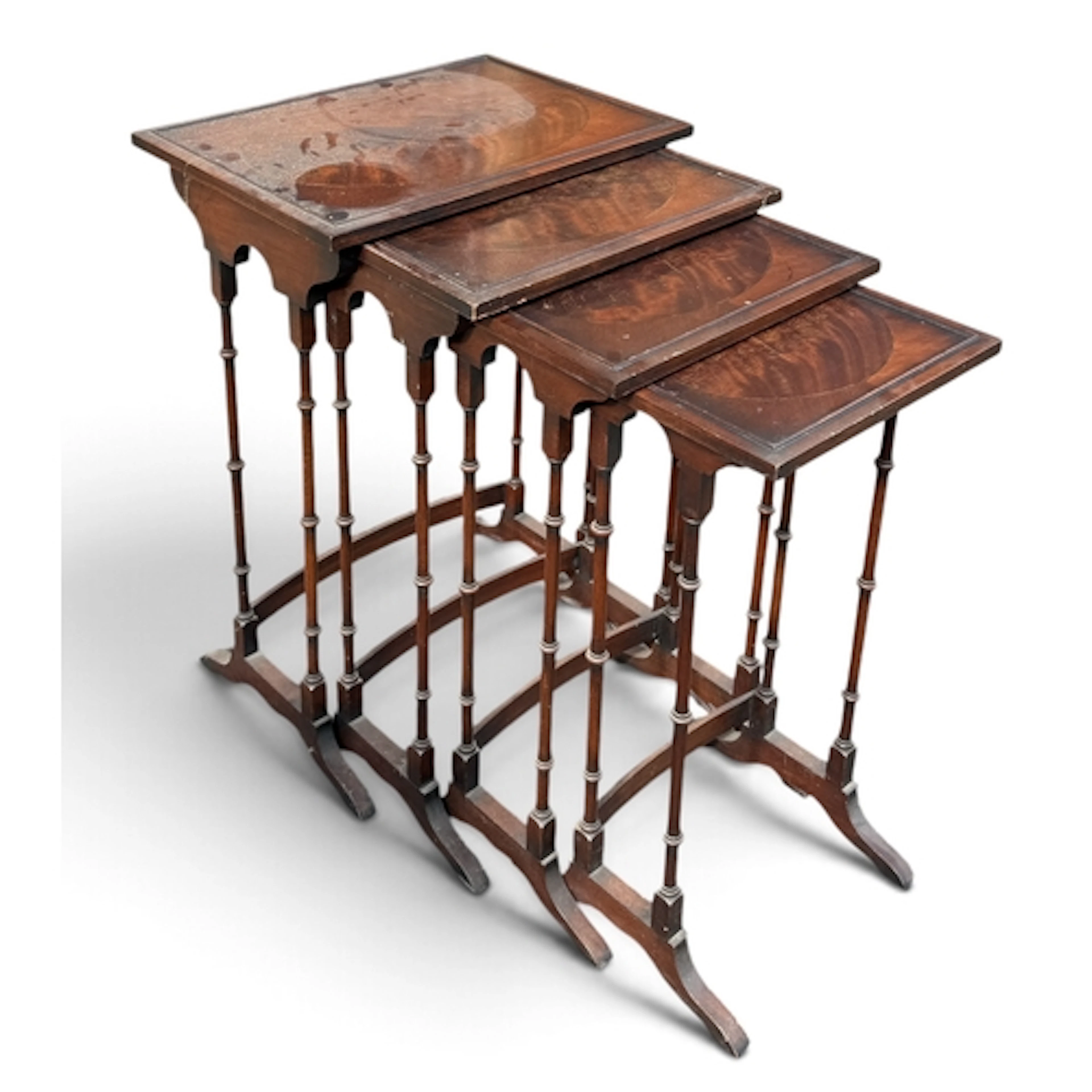 A MAHOGANY NEST OF FOUR TABLES On reeded supports. 50cm x 70...