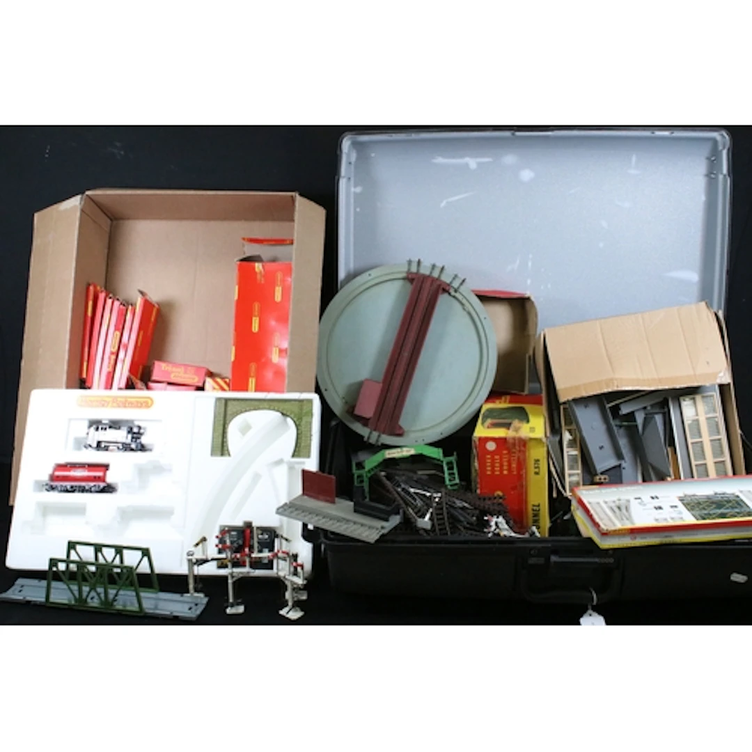 Collection of OO gauge model railway to include Hornby R576 ...