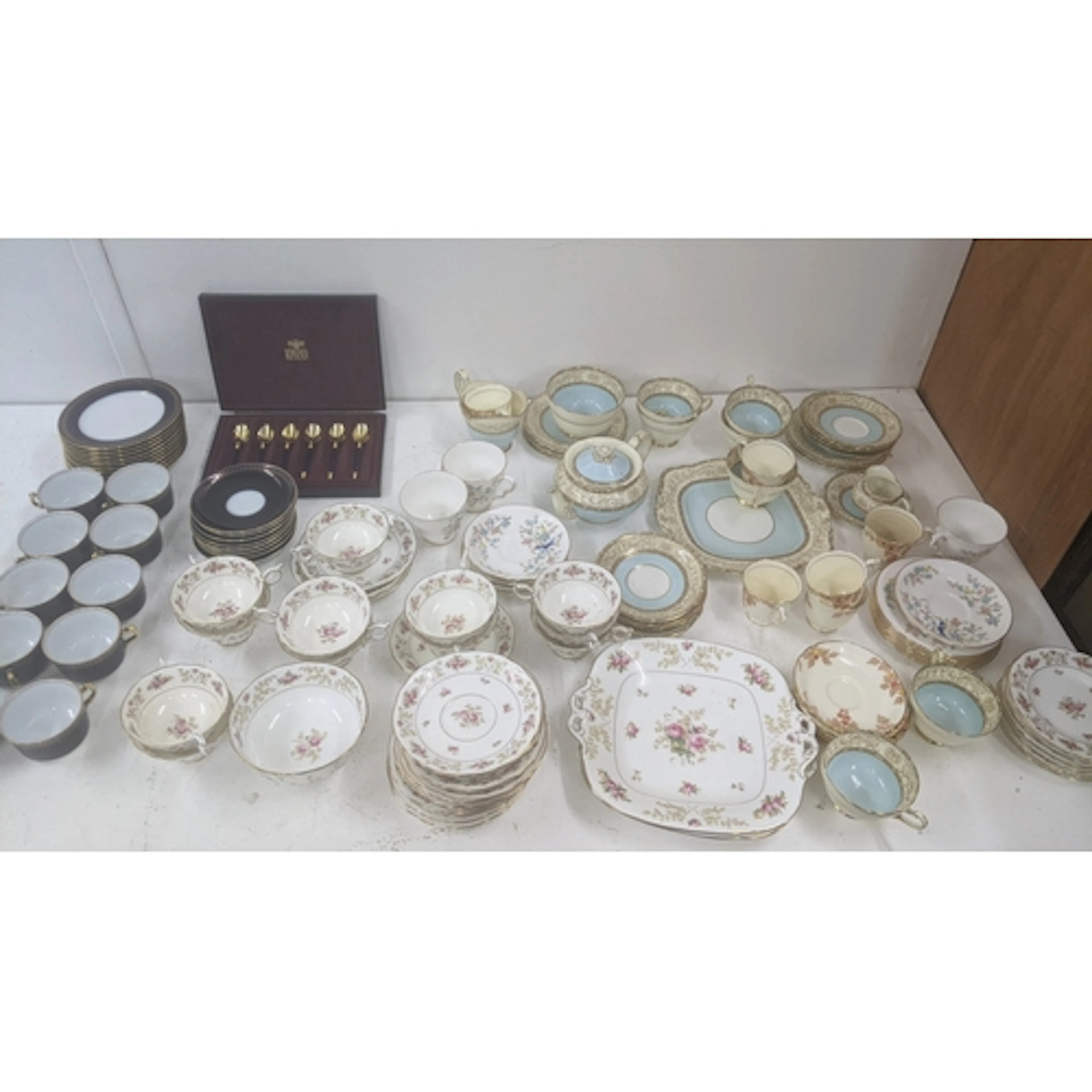 Ceramic tableware to include a Romanov cobalt blue part tea ...