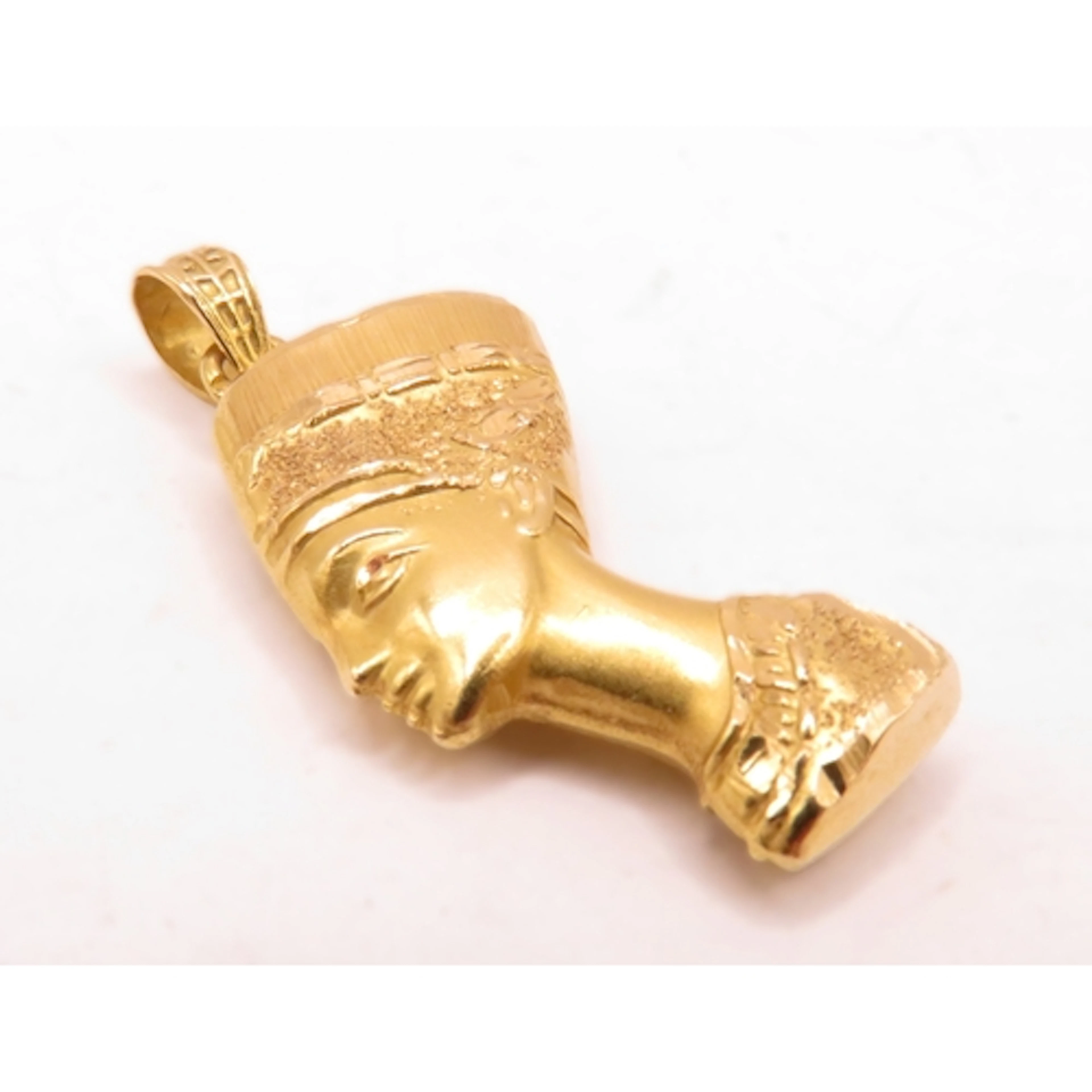 High carat Nefertiti pendant, 2.2g