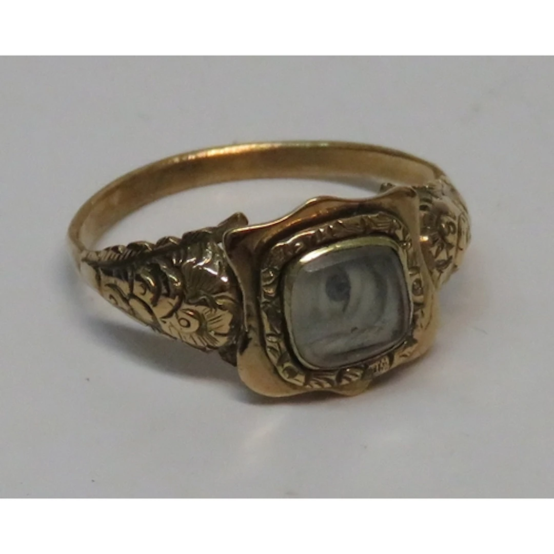 Small Georgian gold lovers eye ring, the central panel appro...