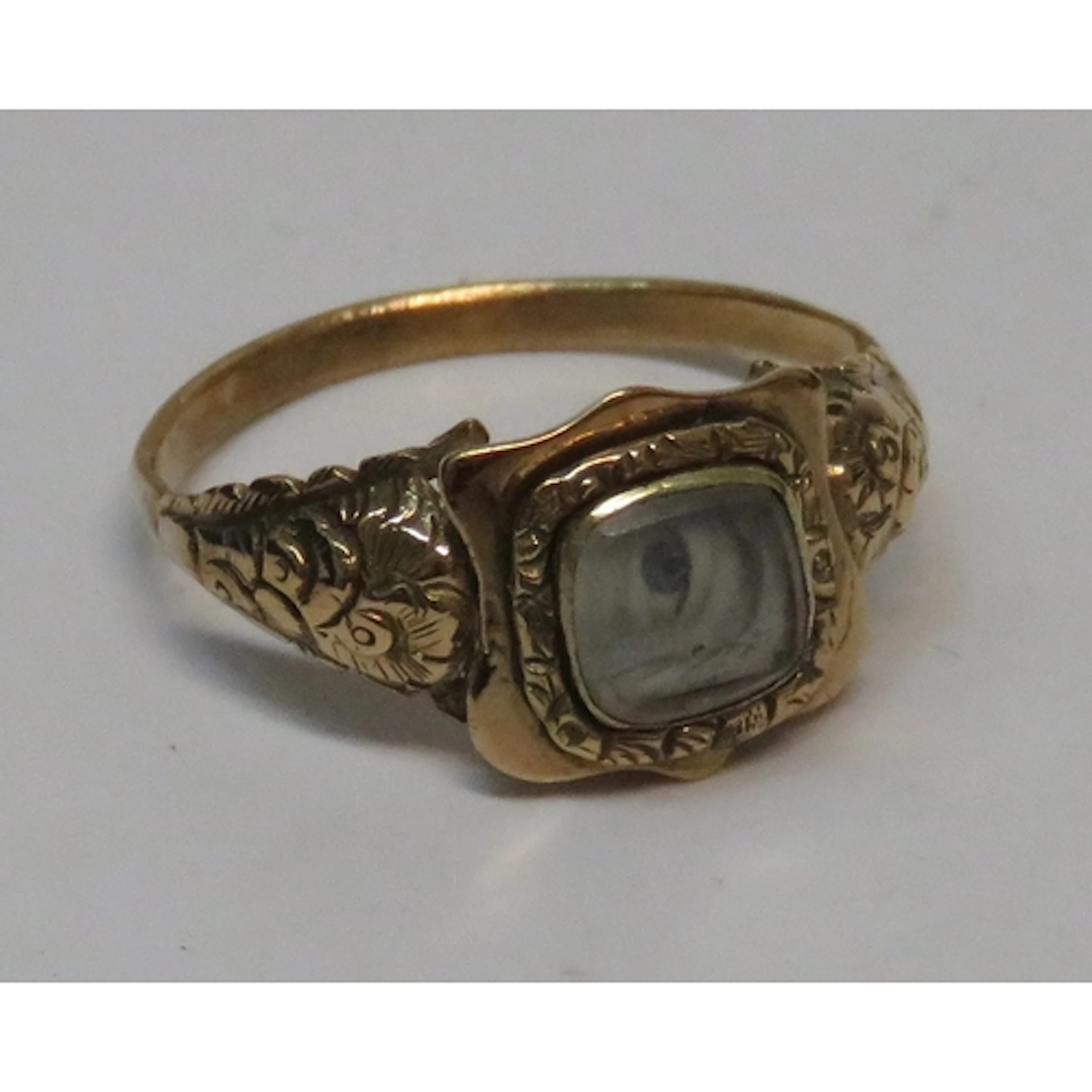 Small Georgian gold lovers eye ring, the central panel appro...