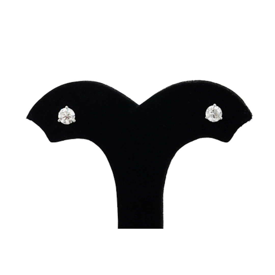 A PAIR OF DIAMOND STUD EARRINGS, the round brilliant cut dia...