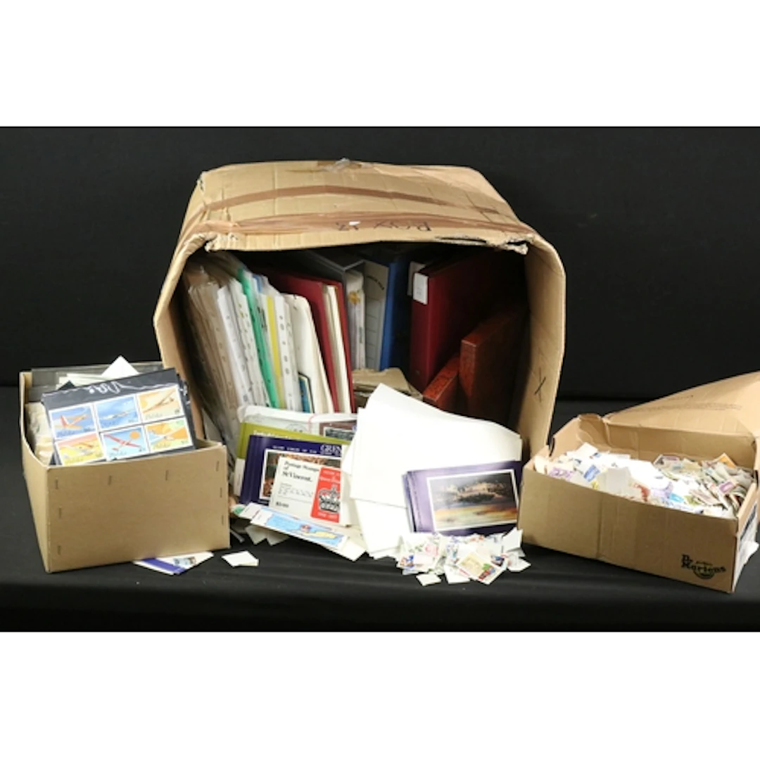Large collection of stamps to include various albums of Brit...