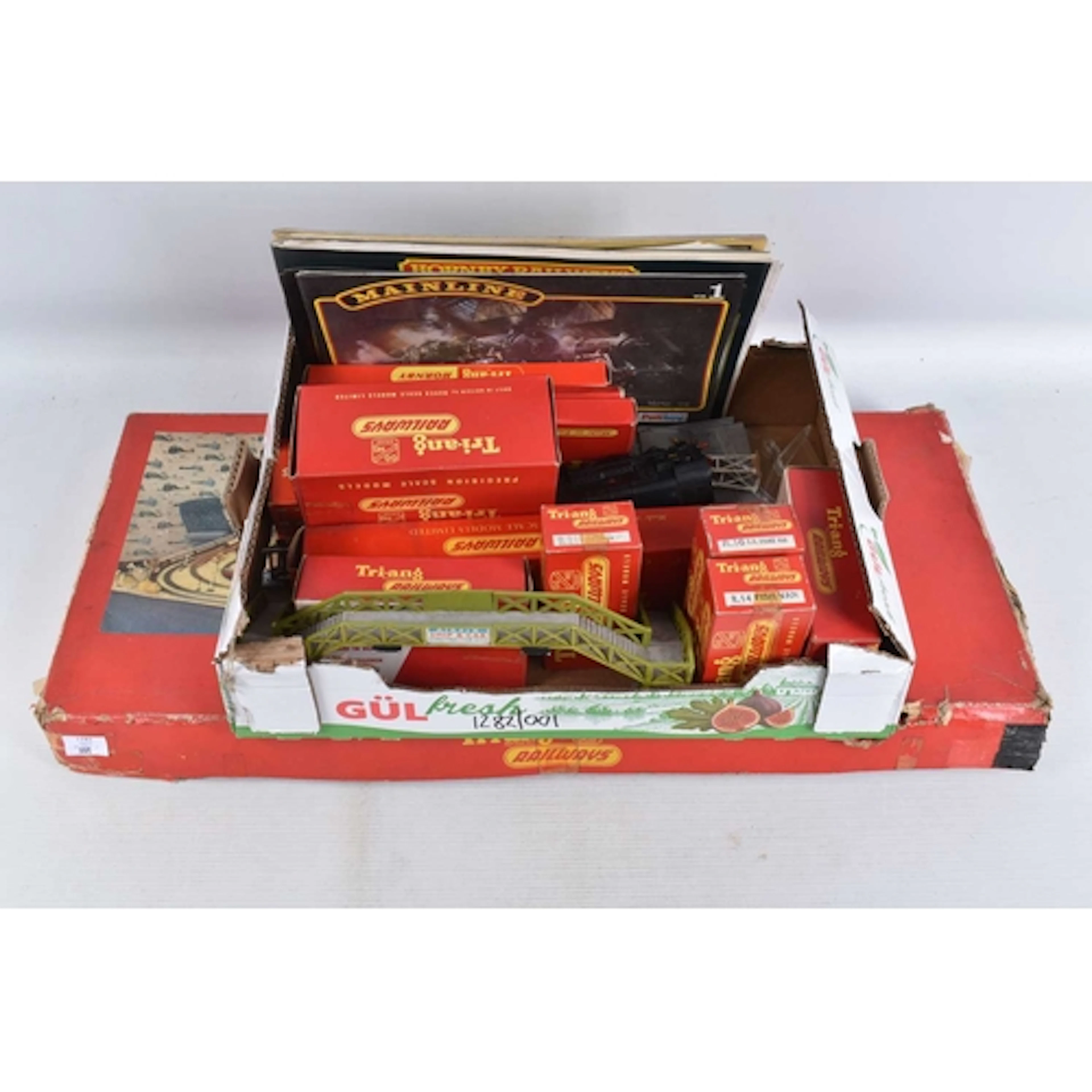 A BOXED TRI-ANG OO GAUGE TRAIN SET, No.RS.21, comprising Pri...