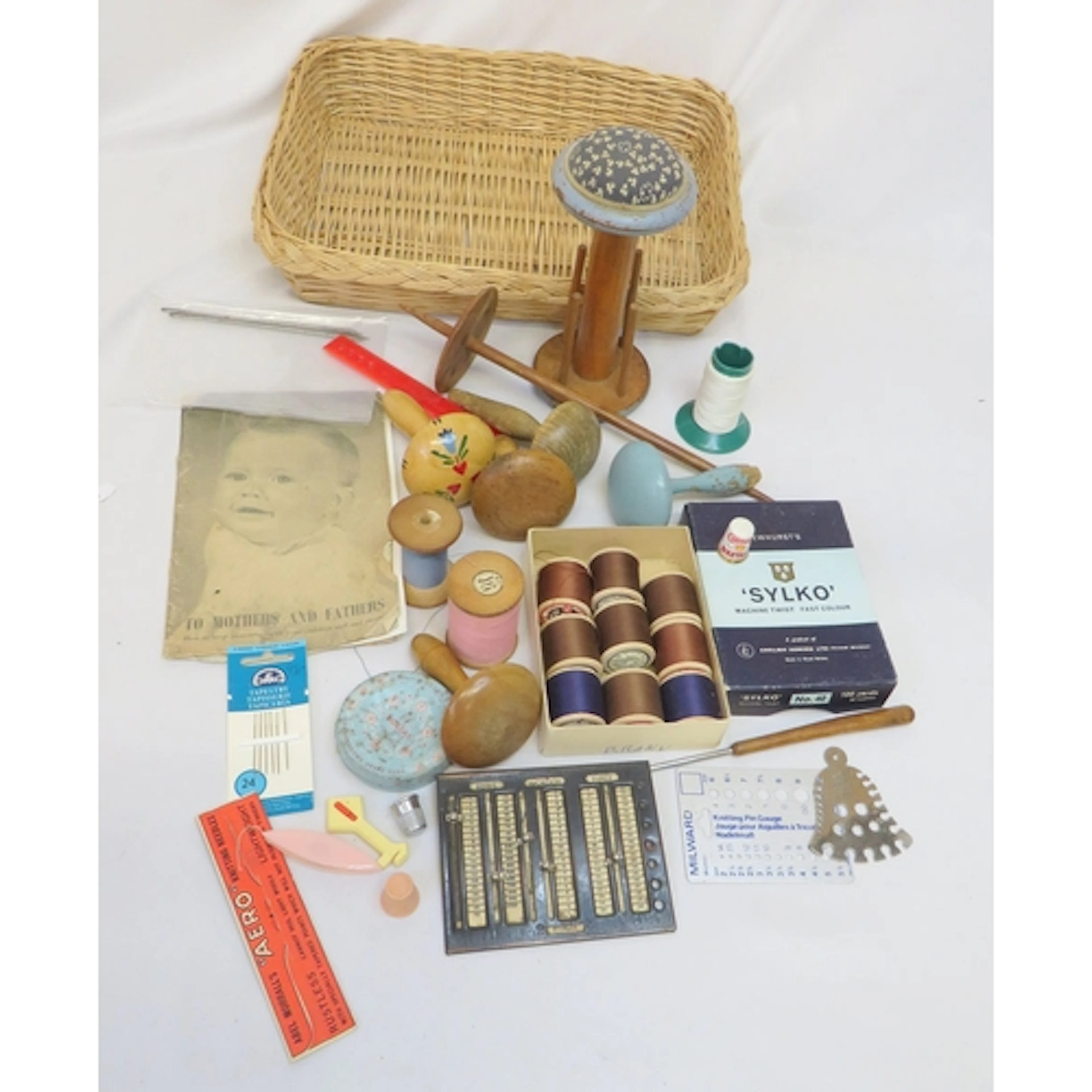 Vintage Needlework Accessories incl. wooden darning mushroom...