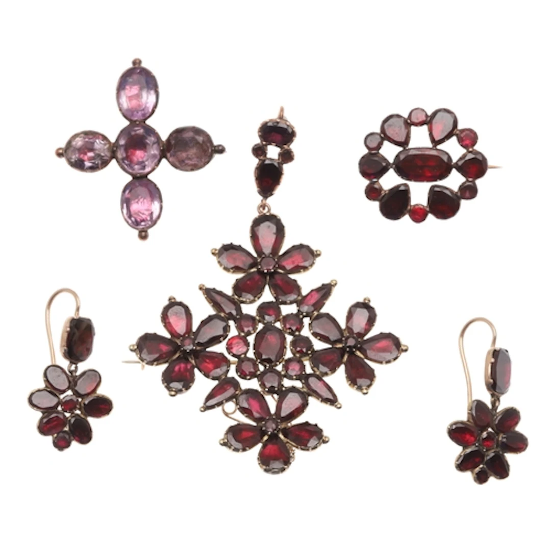 GEORGIAN GARNET AND GOLD JEWELLERY. comprising a brooch pend...