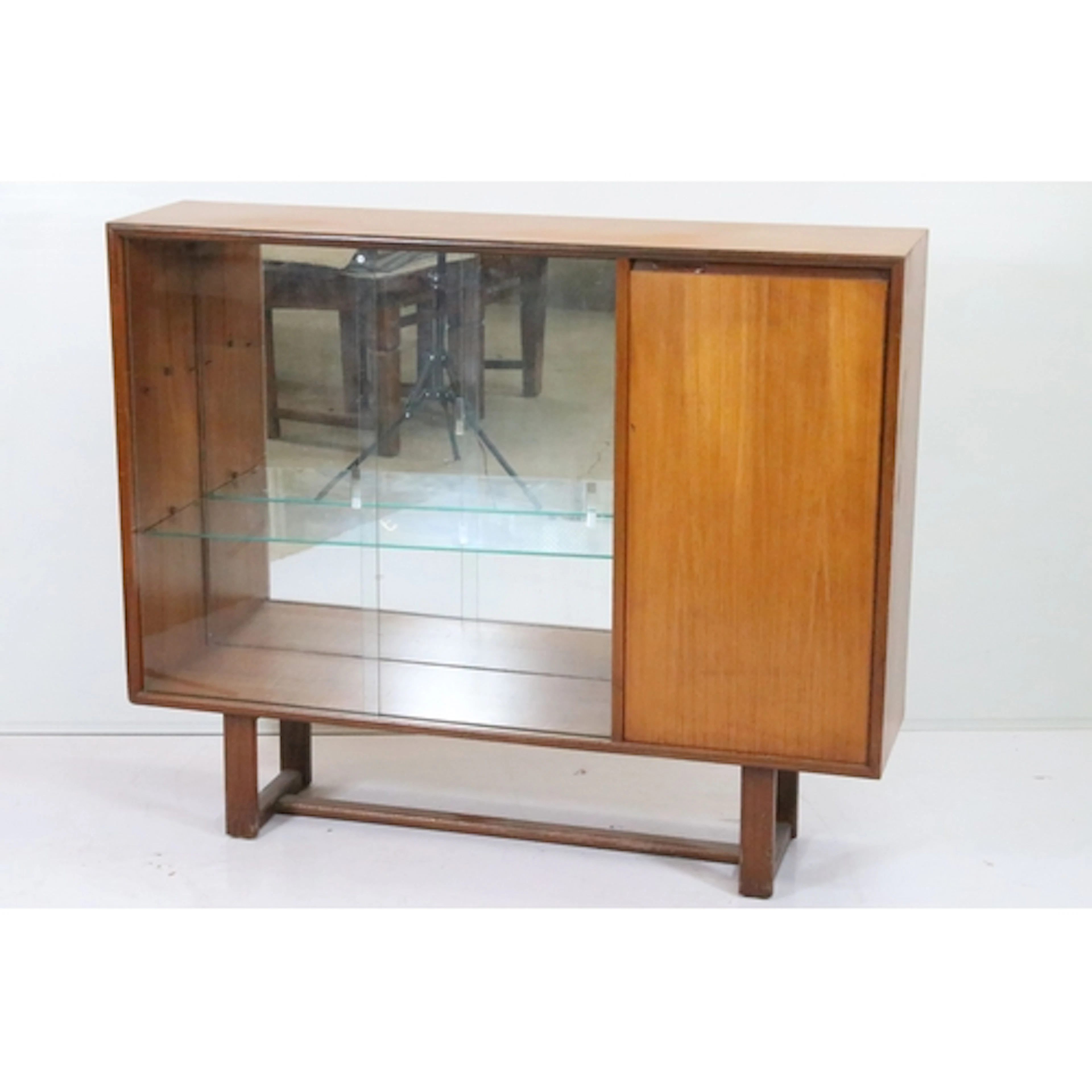 Mid 20th century teak display cabinet, having glazed sliding...