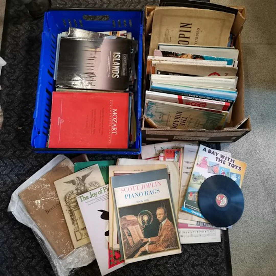 Qty of mixed music & song sheets inc musicals, piano, violin...