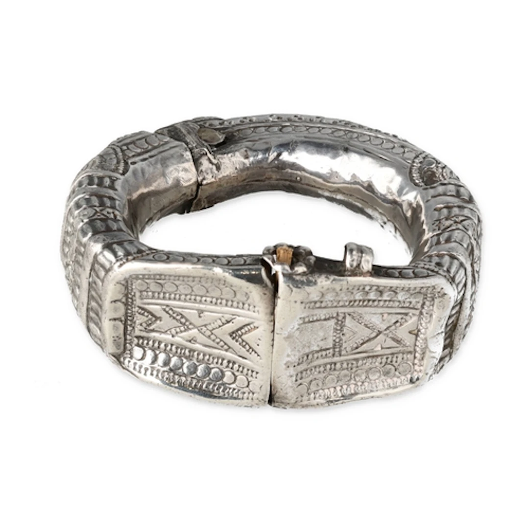 A MIDDLE EASTERN SILVER BANGLE Weight: 77gms
