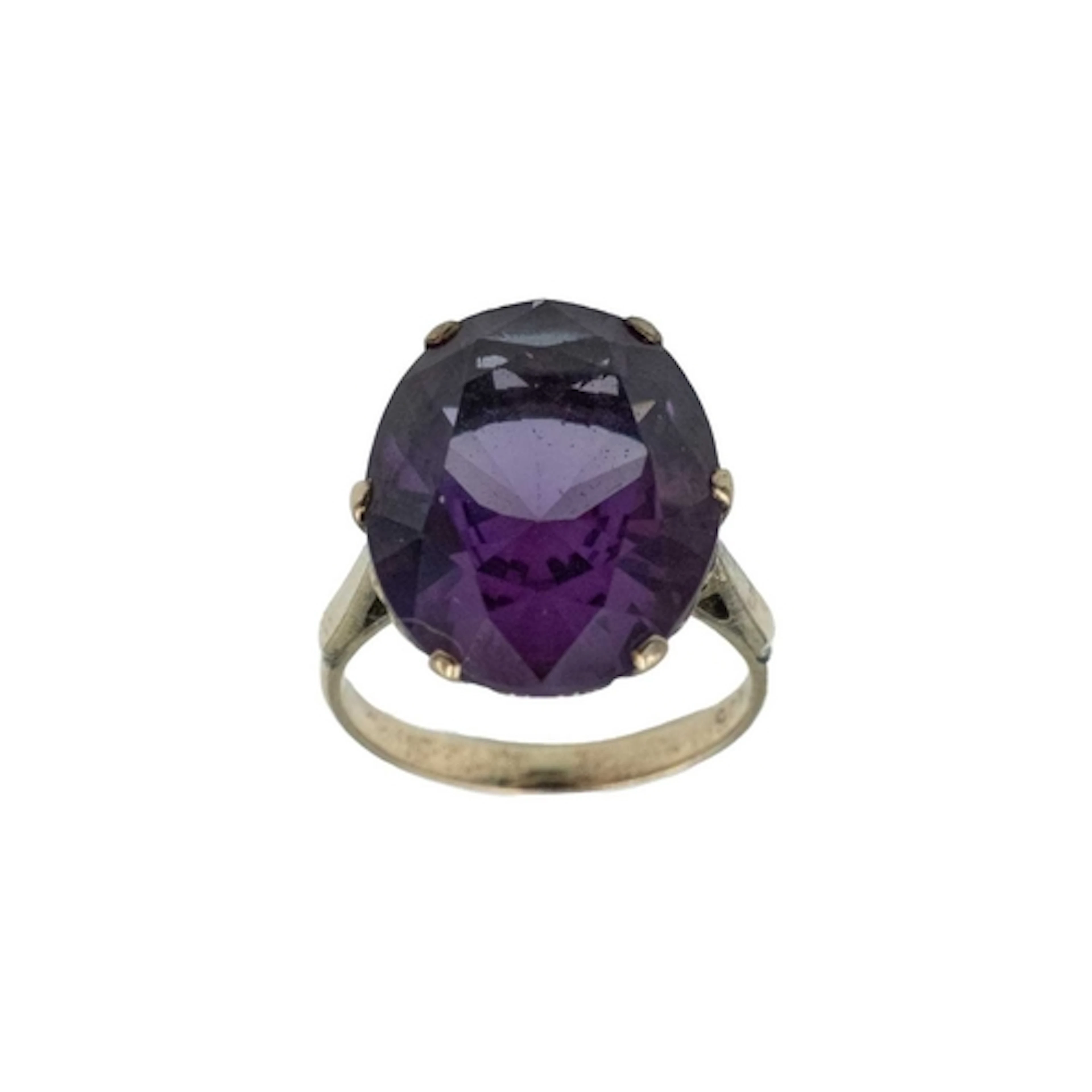 An oval purple colour-change synthetic sapphire cocktail rin...