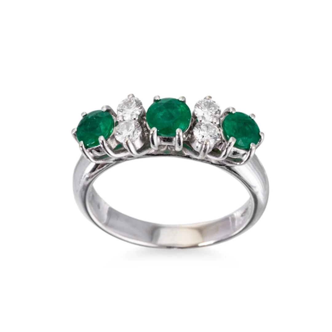 AN EMERALD AND DIAMOND RING, mounted in 18ct white gold. Est...