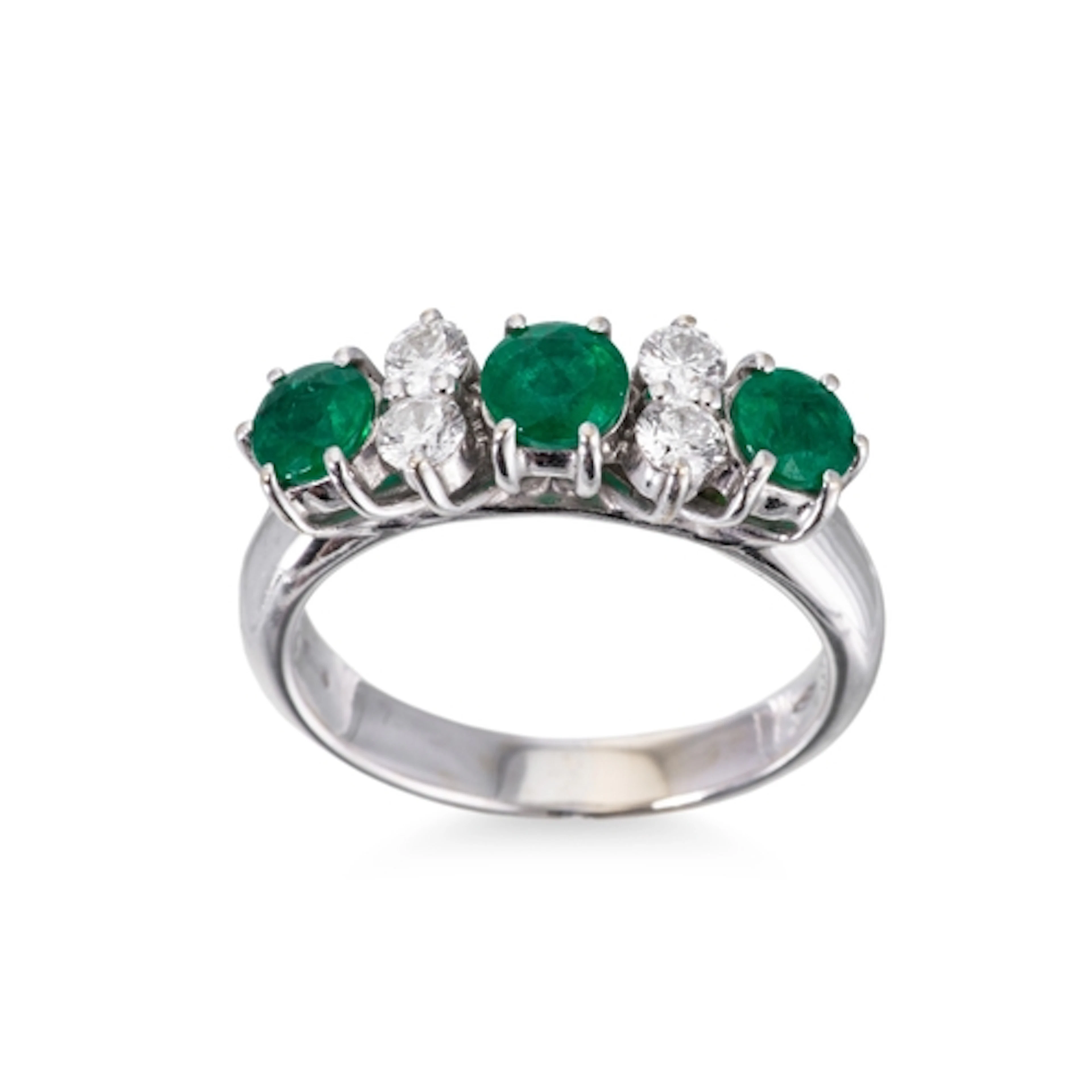 AN EMERALD AND DIAMOND RING, mounted in 18ct white gold. Est...