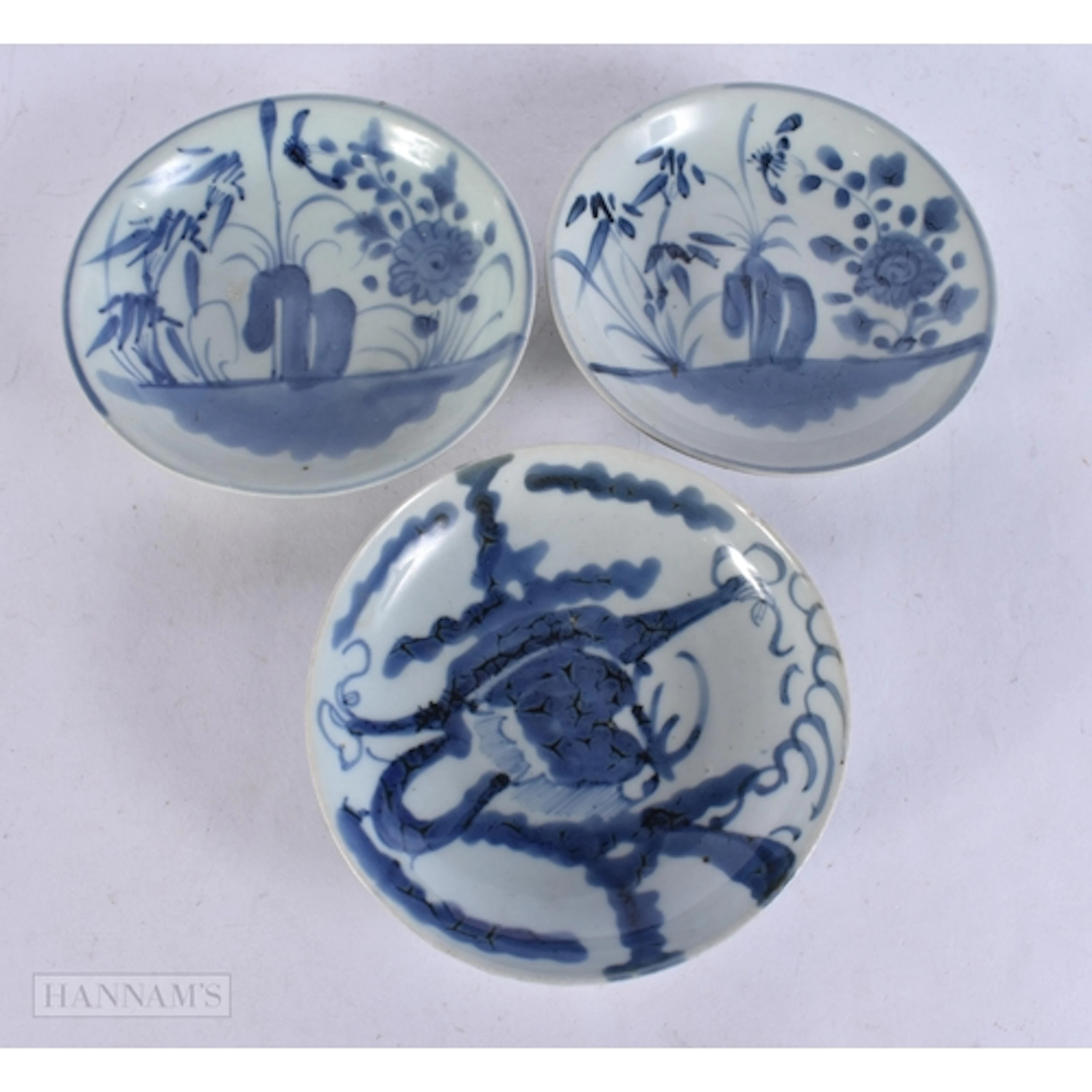 THREE 17TH/18TH CENTURY CHINESE BLUE AND WHITE PORCELAIN DIS...