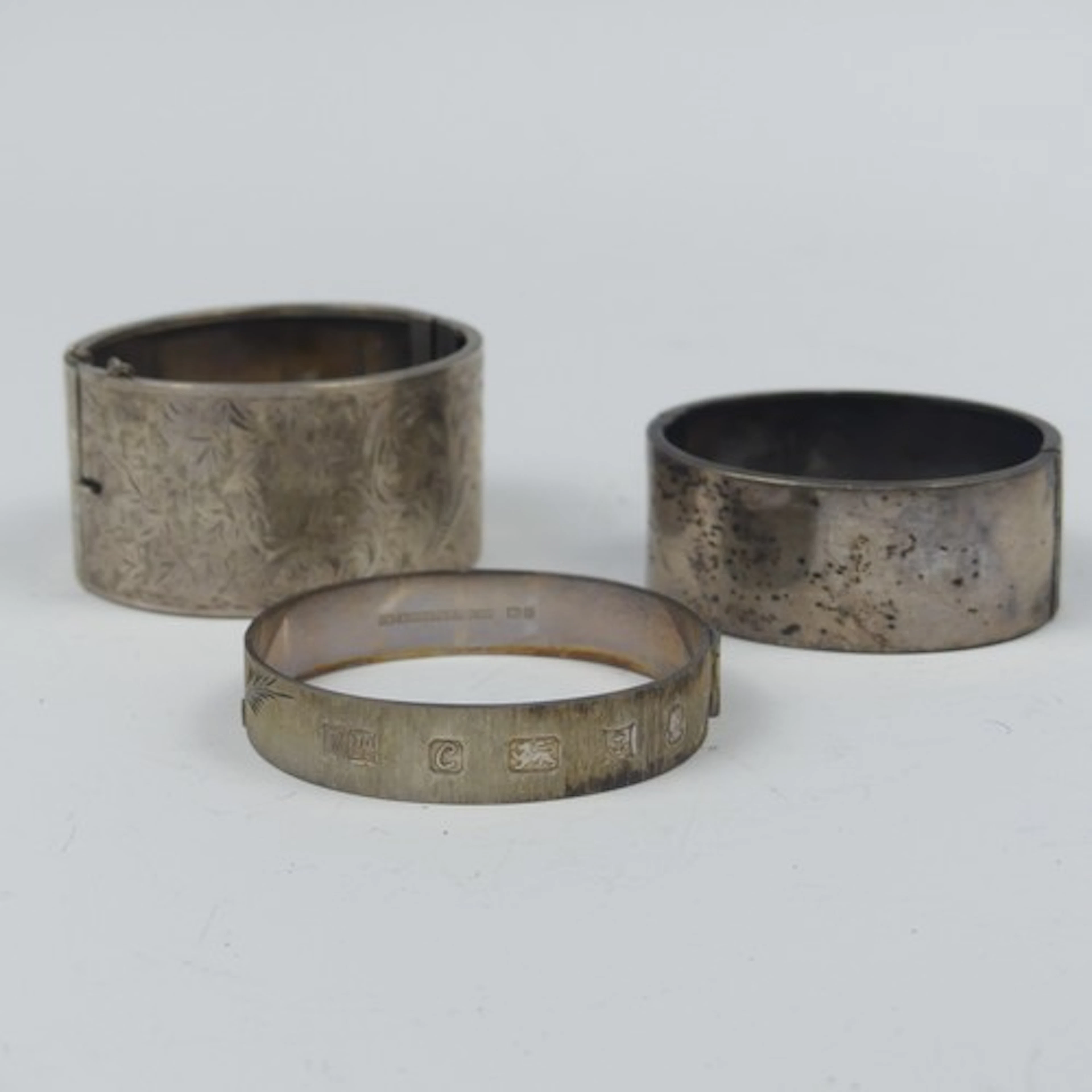 A wide George VI silver hinged Bangle, by Federated Jeweller...