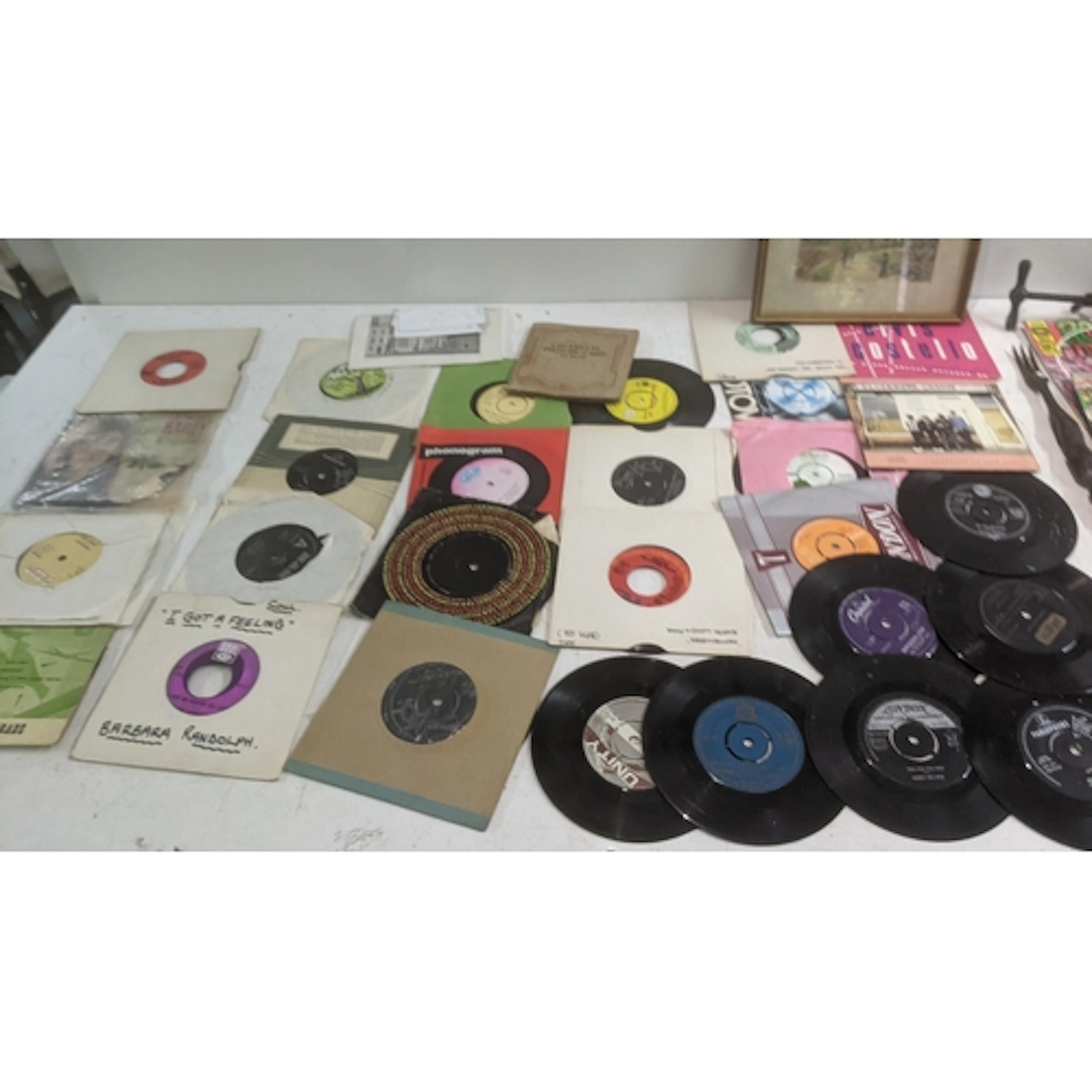 A mixed lot to include a collection of 45rpm records from ar...