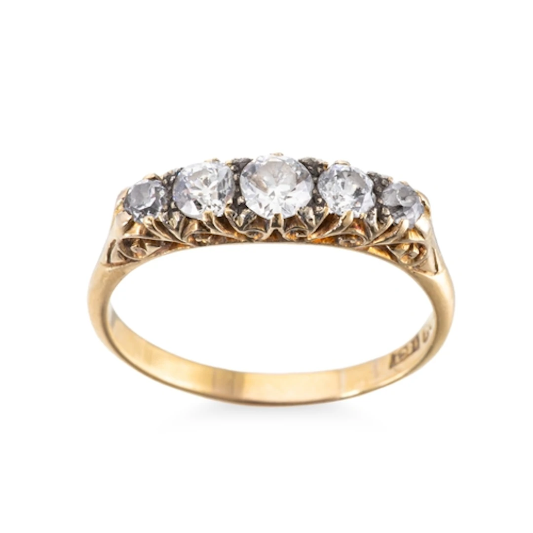 AN ANTIQUE DIAMOND FIVE STONE RING, the graduated diamonds m...