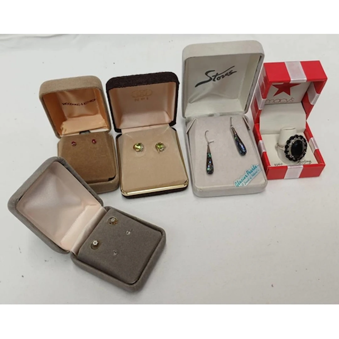 925 SILVER RING IN A MACYS BOX, PAIR GOLD PERIDOT EARRINGS, ...