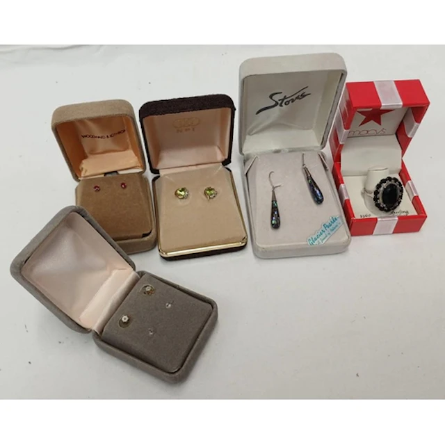 925 SILVER RING IN A MACYS BOX, PAIR GOLD PERIDOT EARRINGS, ...